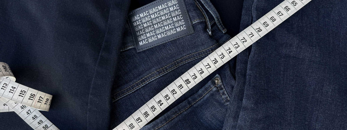 Denim mit Maßband liegend