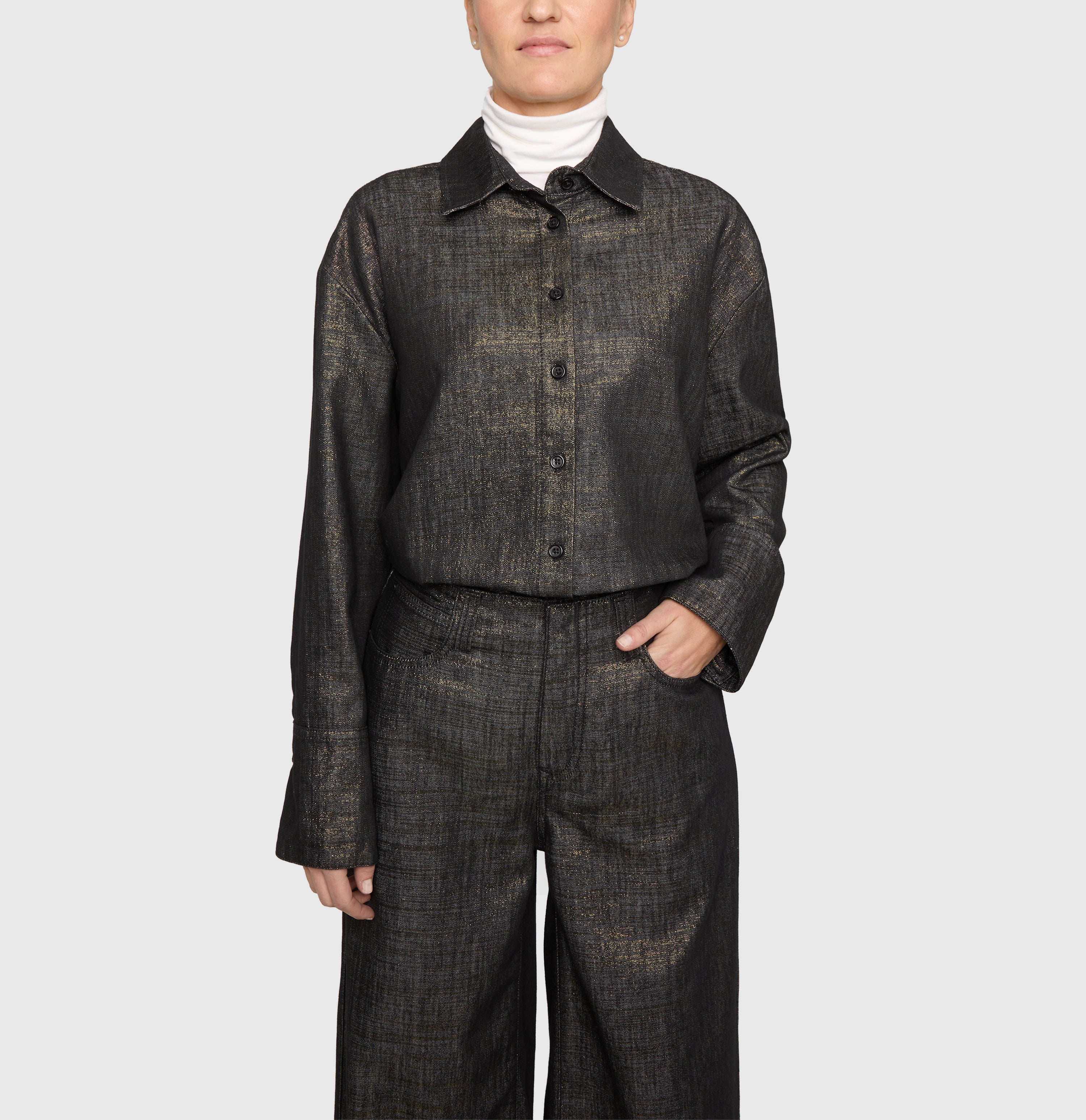 Overshirt in an effective premium Lurex material. | OVER SHIRT | fashion rinsed | Front view of model