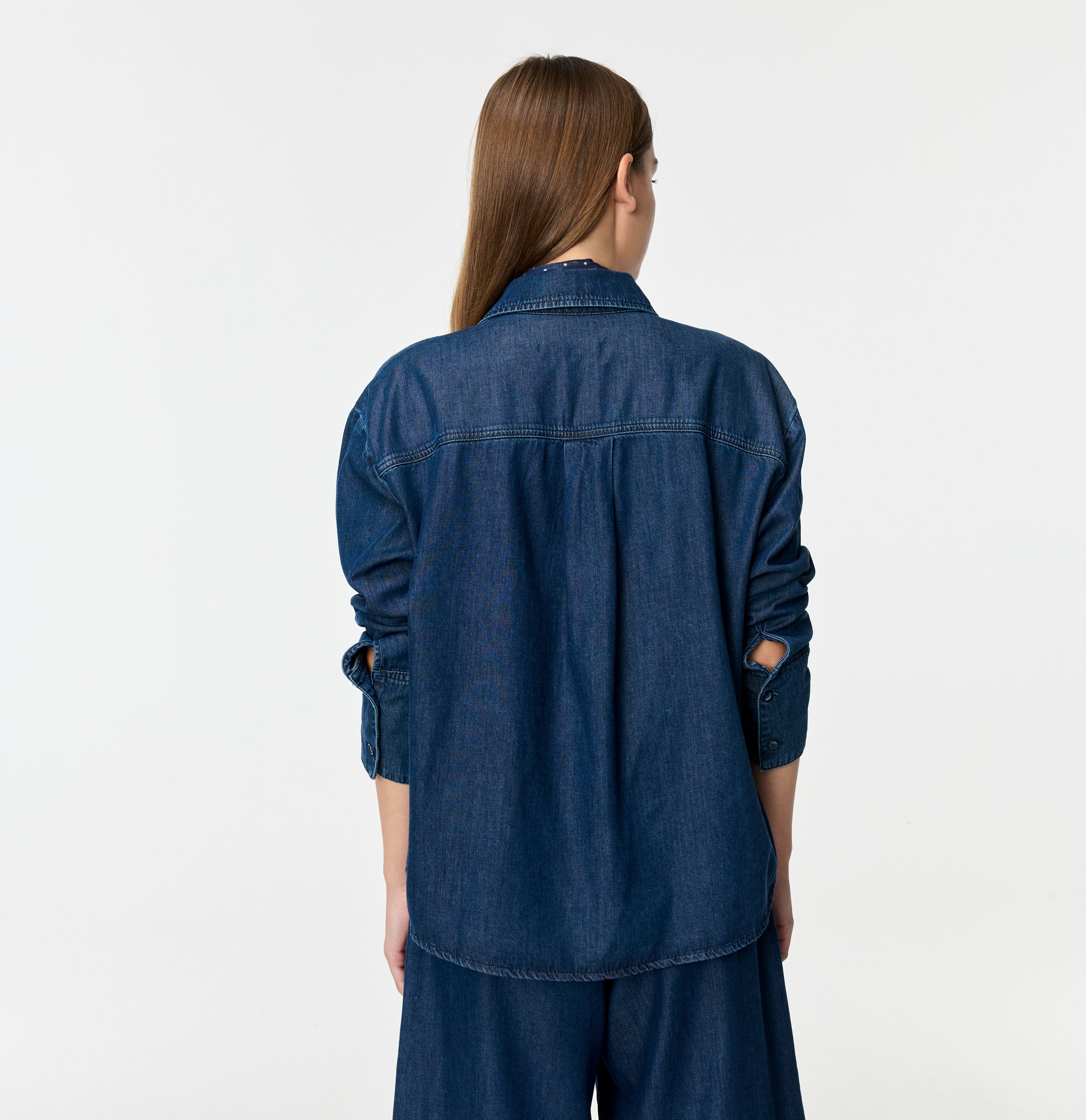 Overshirt in a soft cotton-lyocell blend. | OVER SHIRT | simply blue wash | Back view of model