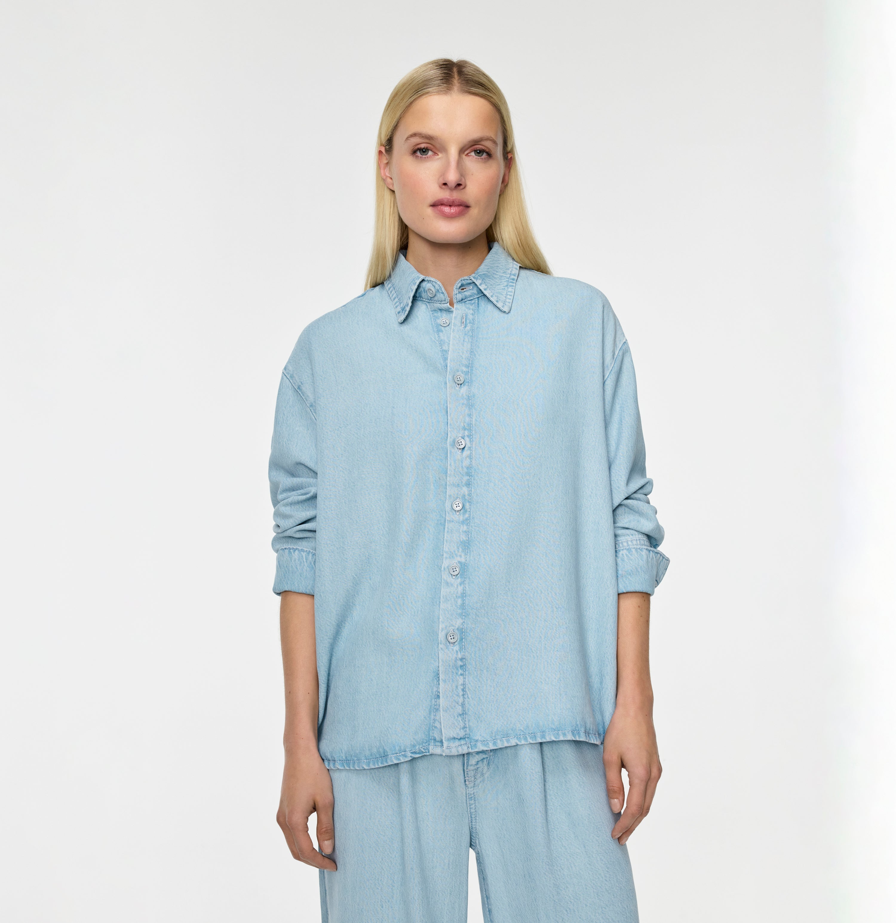 Denim shirt made of pure lyocell fibres. | OVER SHIRT | essential blue wash | Front view of model