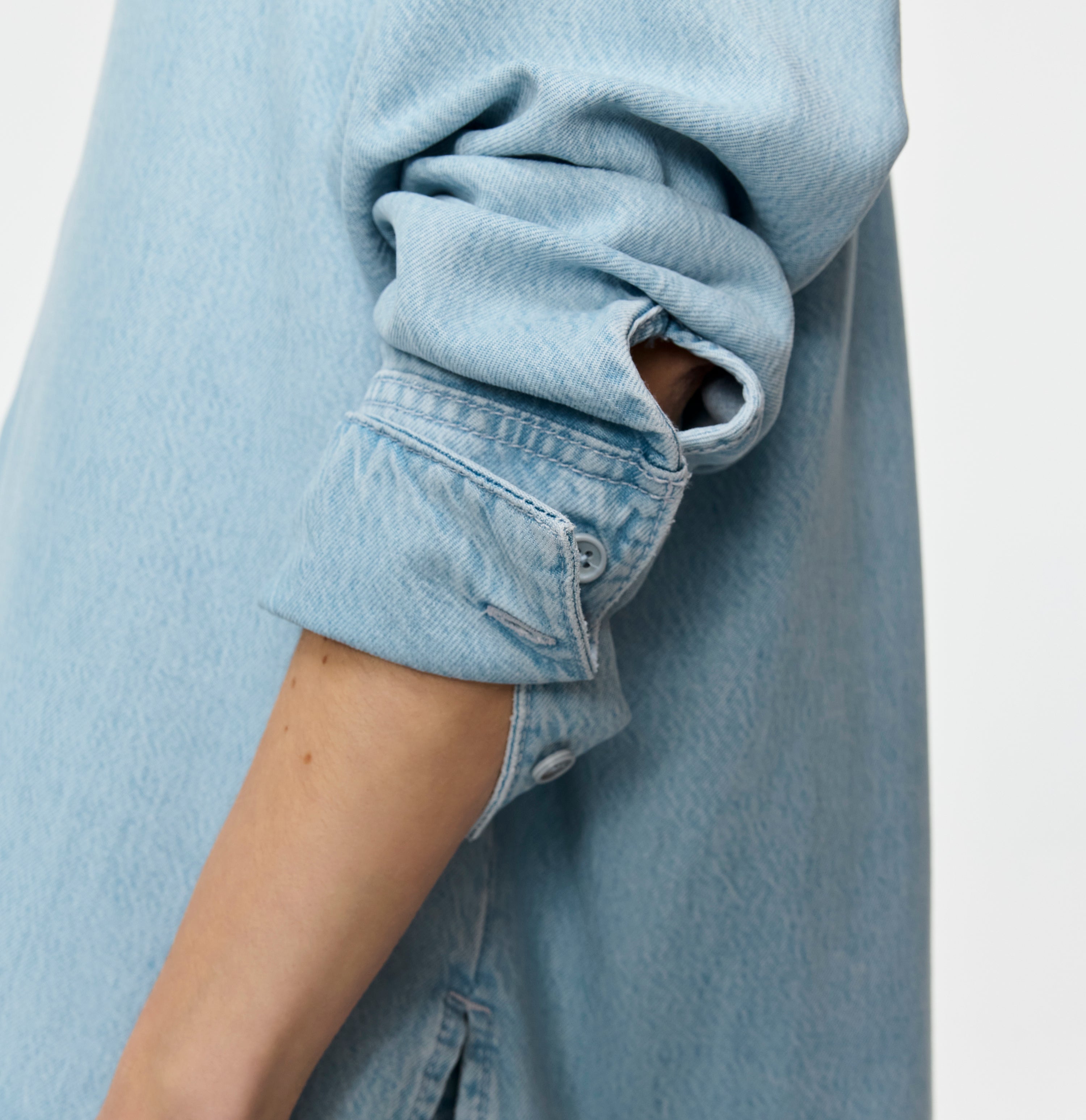 Denim shirt made of pure lyocell fibres. | OVER SHIRT | essential blue wash | Detailed view 2 of model