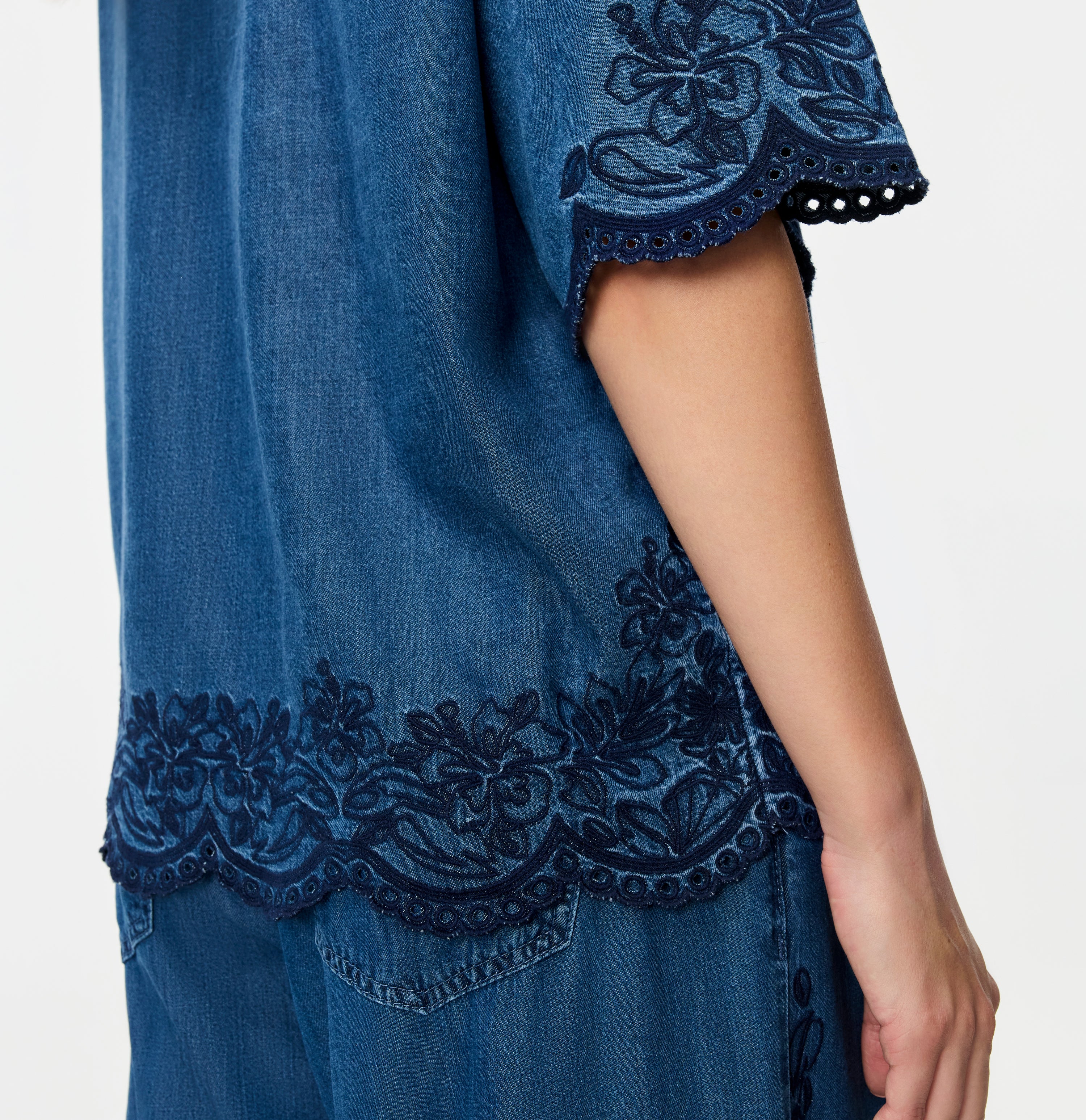 Light denim shirt with embroideries. | SHIRT embro | mid blue heritage wash | Detailed view 2 of model