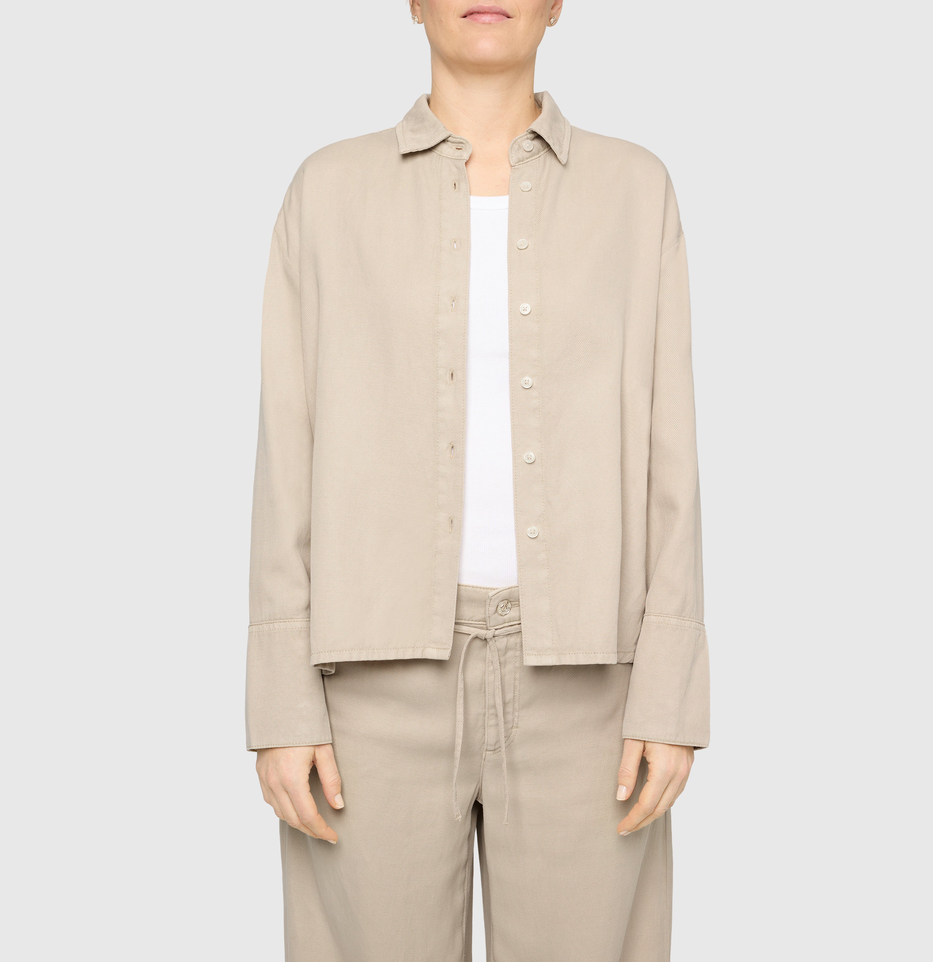 Shirt in a linen-lyocell-cotton blend. | OVER SHIRT 2.3 | ivory PPT | Front view of model