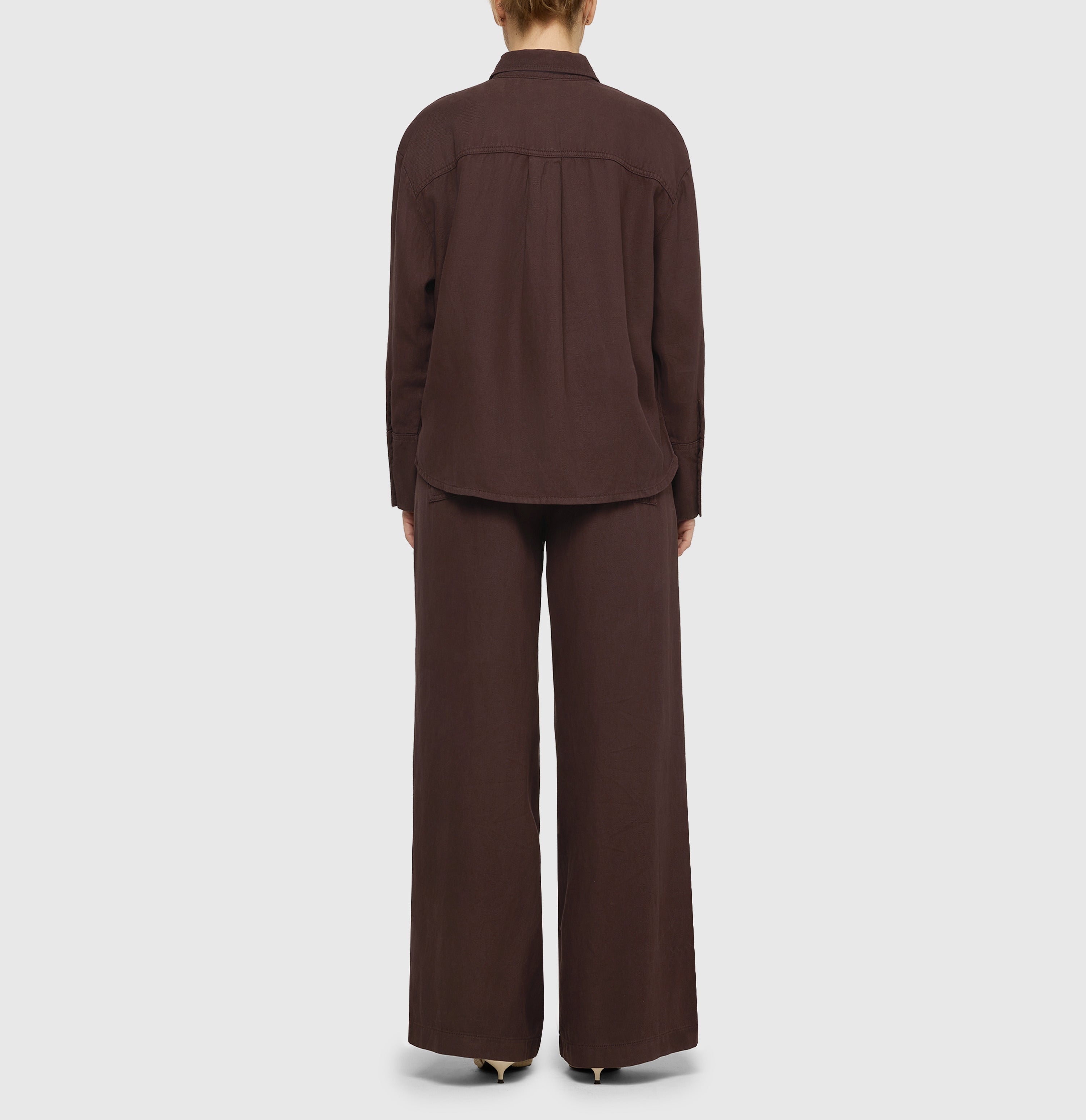 Shirt in a linen-lyocell-cotton blend. | OVER SHIRT 2.3 | truffle brown PPT | Back view of model