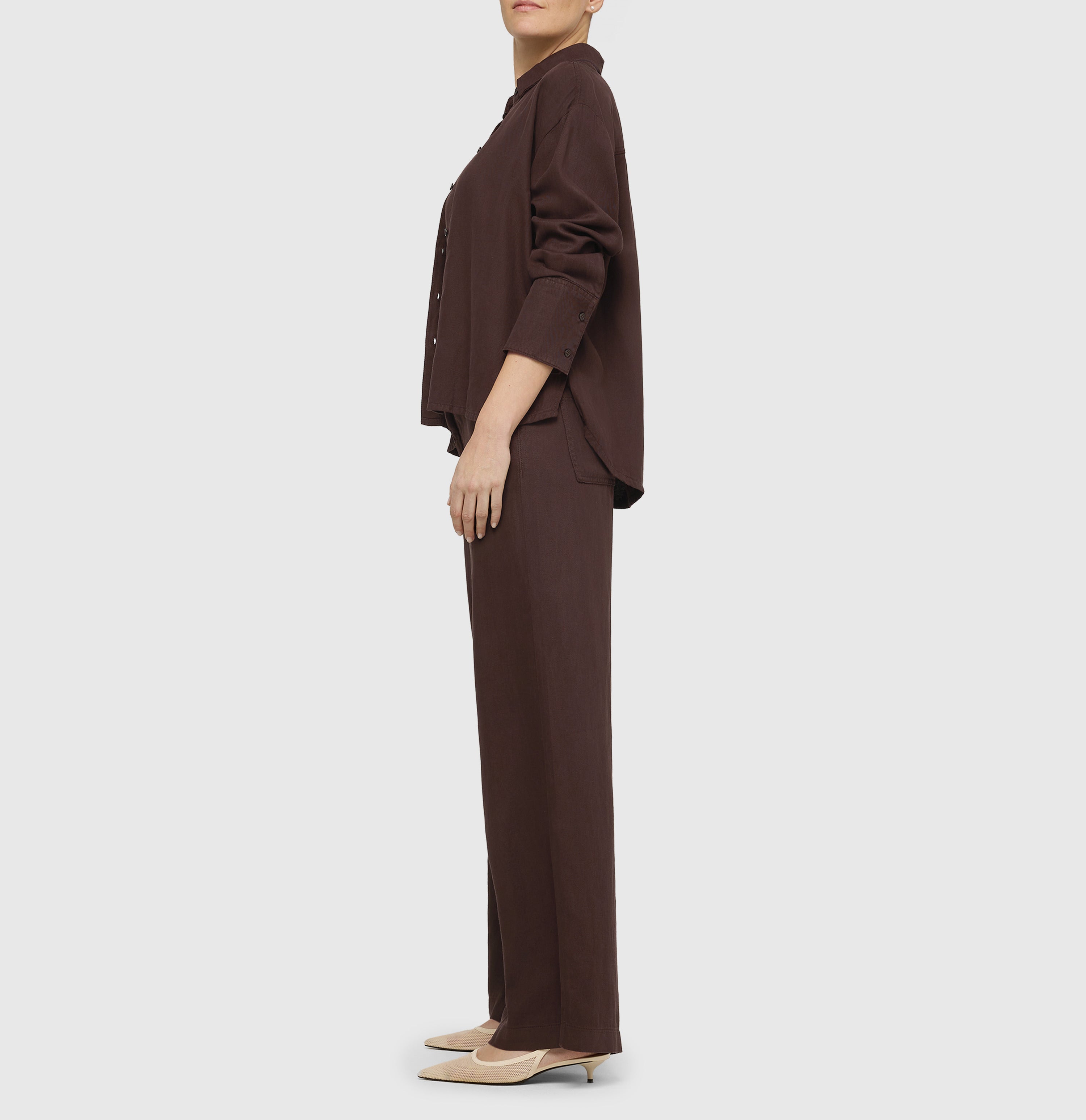 Shirt in a linen-lyocell-cotton blend. | OVER SHIRT 2.3 | truffle brown PPT | Side view of model
