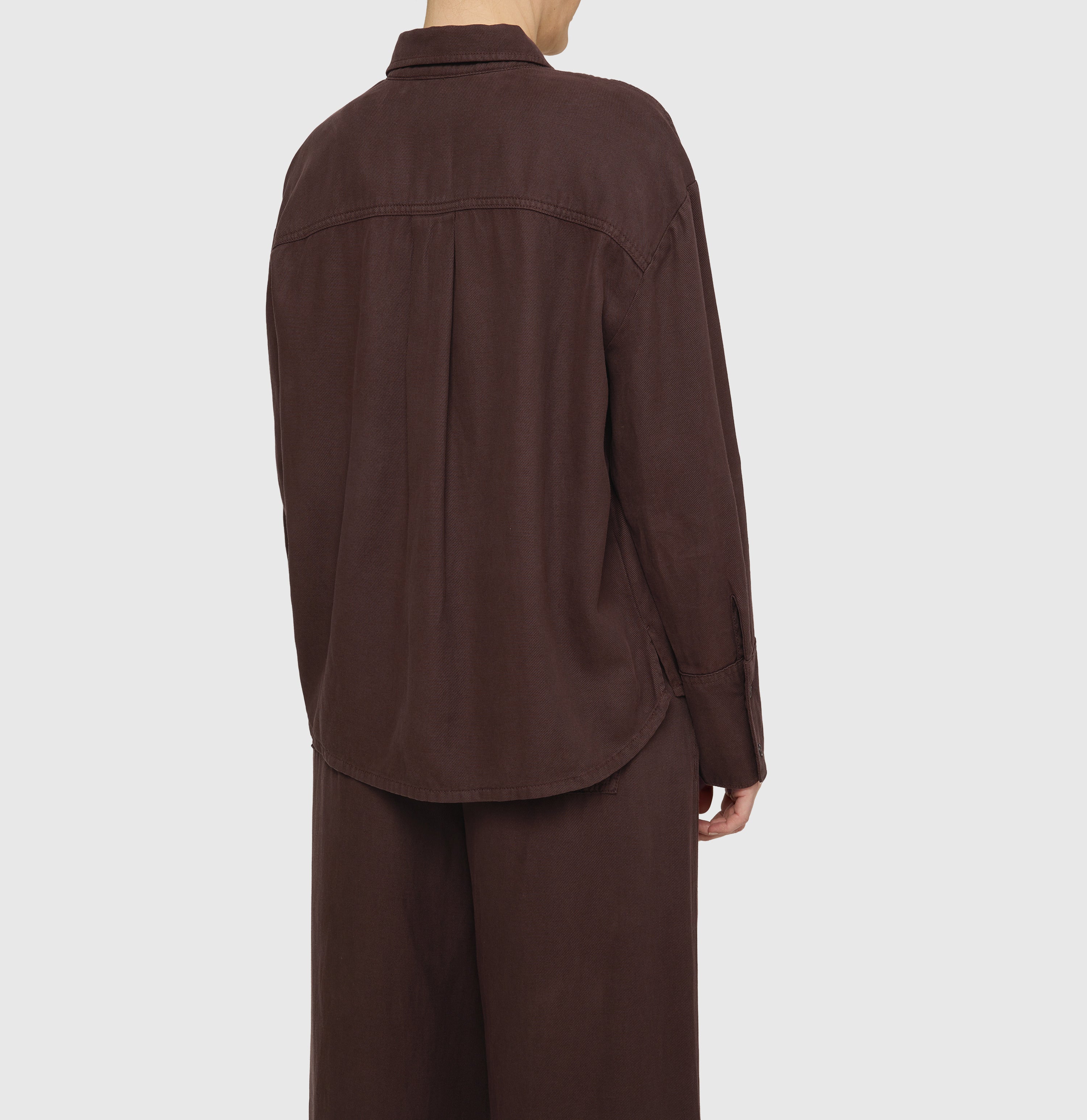 Shirt in a linen-lyocell-cotton blend. | OVER SHIRT 2.3 | truffle brown PPT | Detailed view 2 of model