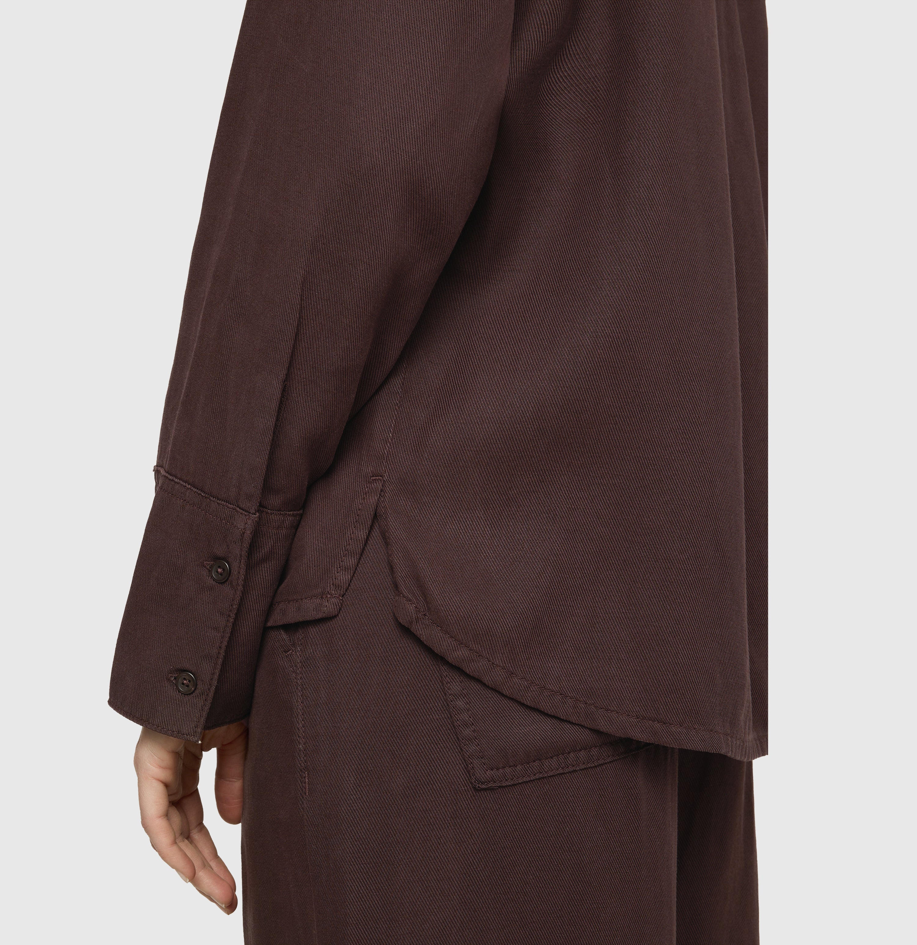 Shirt in a linen-lyocell-cotton blend. | OVER SHIRT 2.3 | truffle brown PPT | Detailed view 4 of model