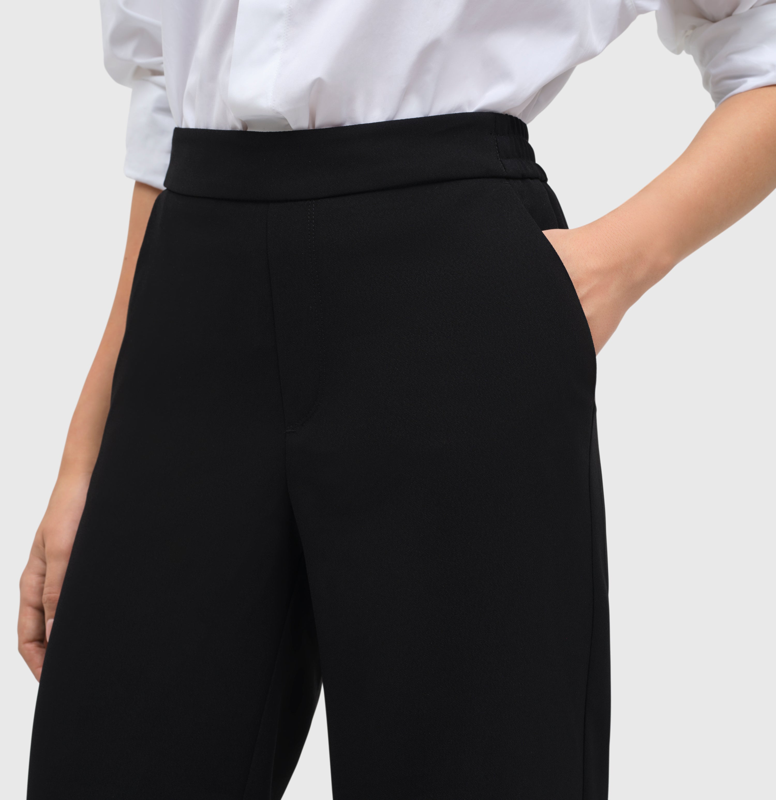 Culotte made of high-quality polyester crepe. | CHIARA cropped | black | Detailed view 2 of model
