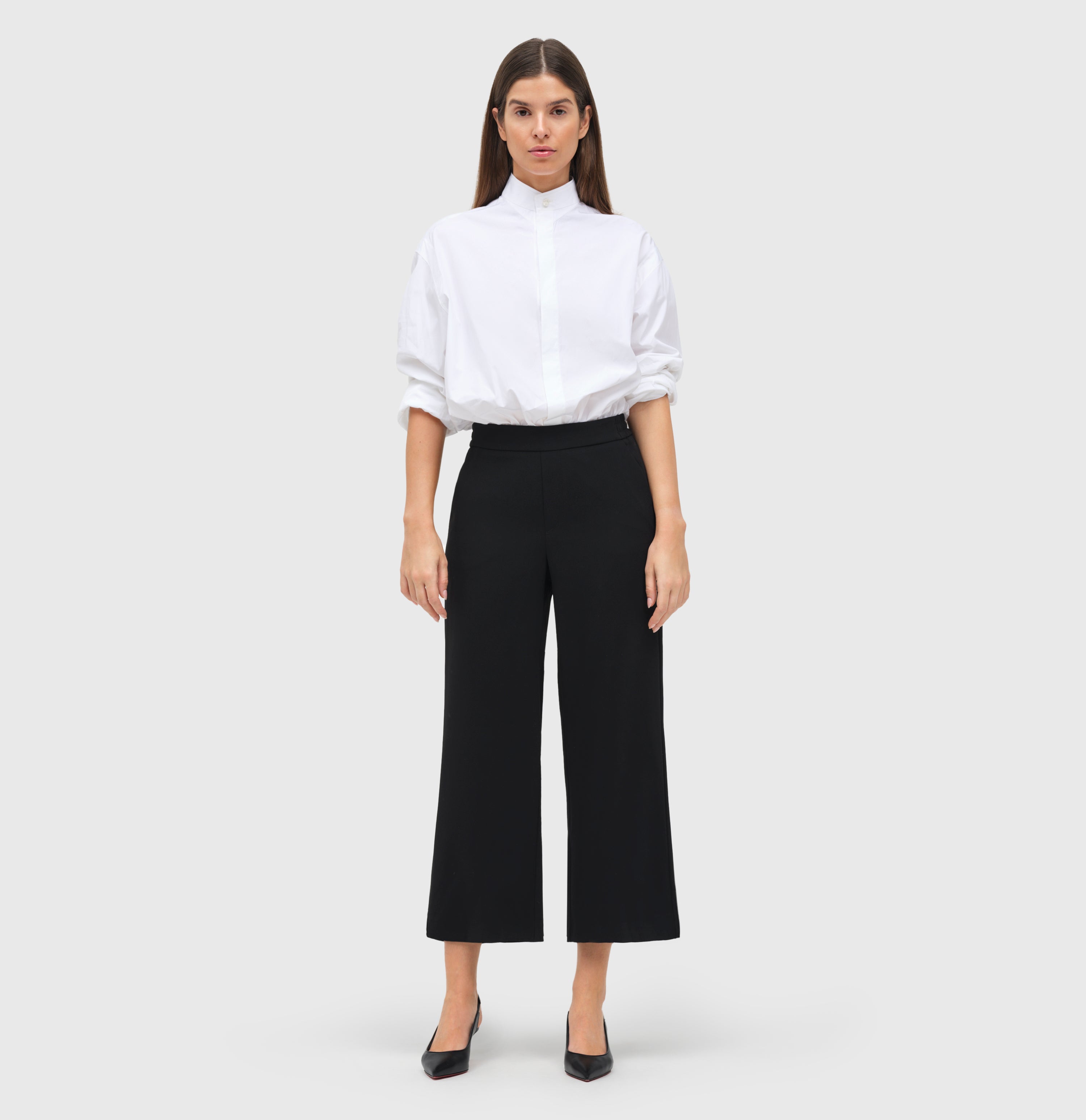 Culotte made of high-quality polyester crepe. | CHIARA cropped | black | Full-body of model
