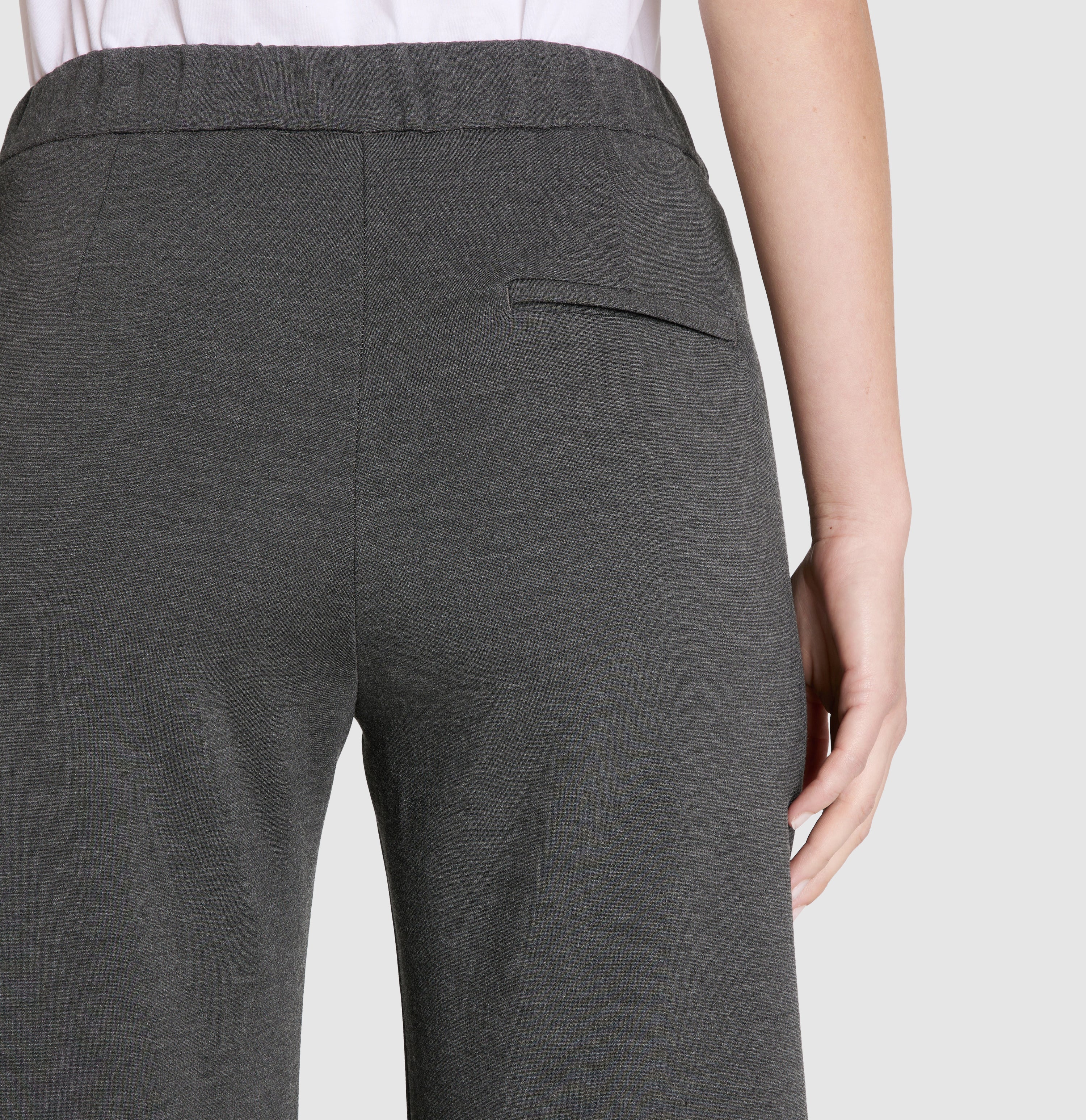 Wide fit made of light jersey in a viscose blend. | CHIARA | silver shadow melange | Detailed view 2 of model