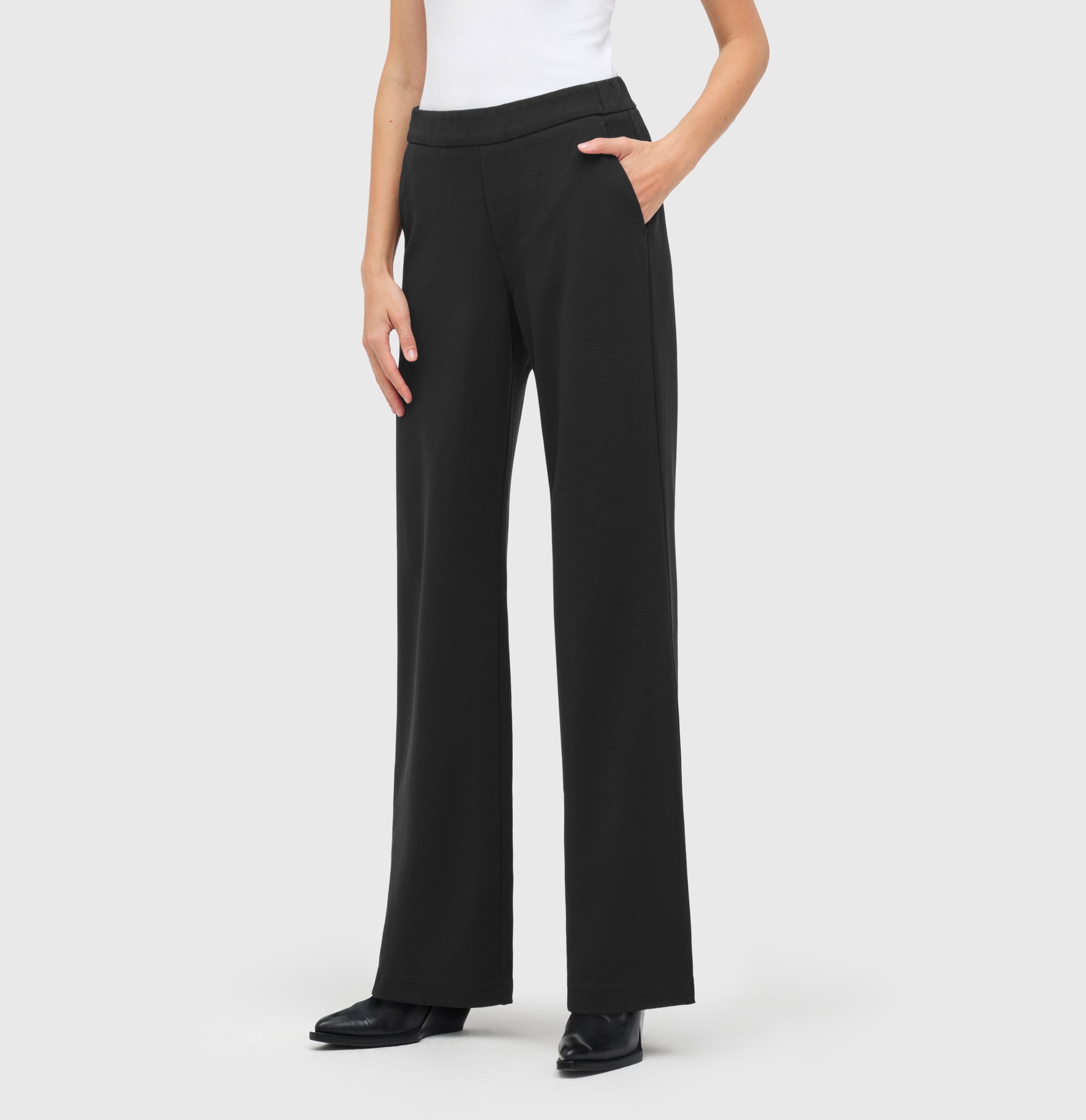 Wide fit made from light jersey. | CHIARA | black | Side view of model