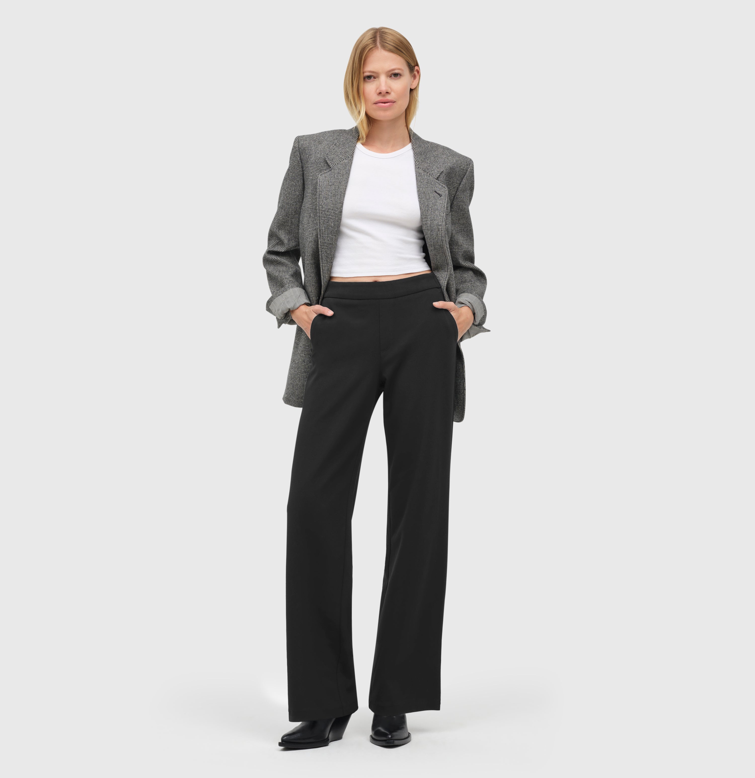 Wide fit made of light jersey in a viscose blend. | CHIARA | black | Full-body of model