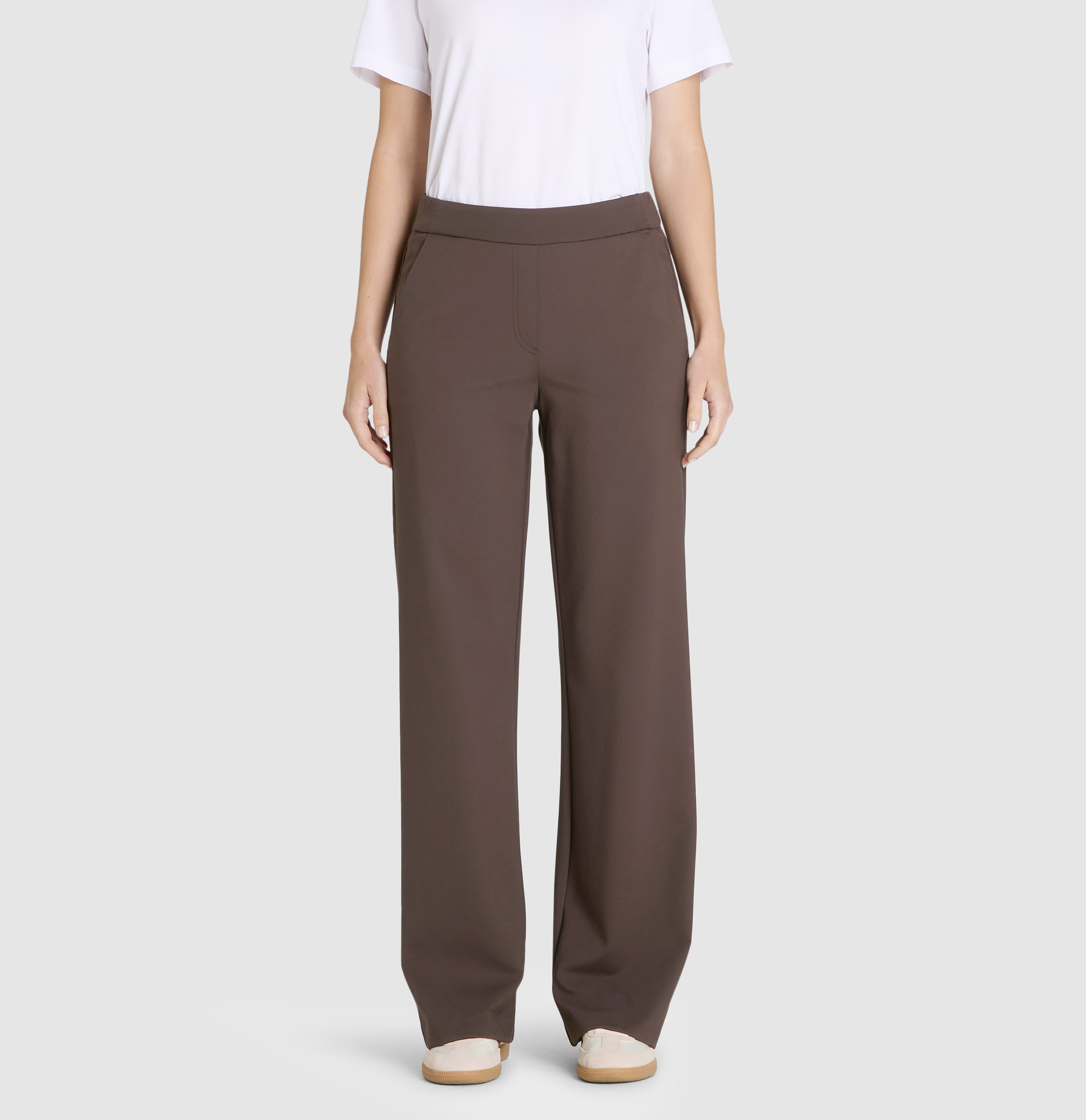 Wide fit made from light jersey. | CHIARA | truffle brown | Front view of model