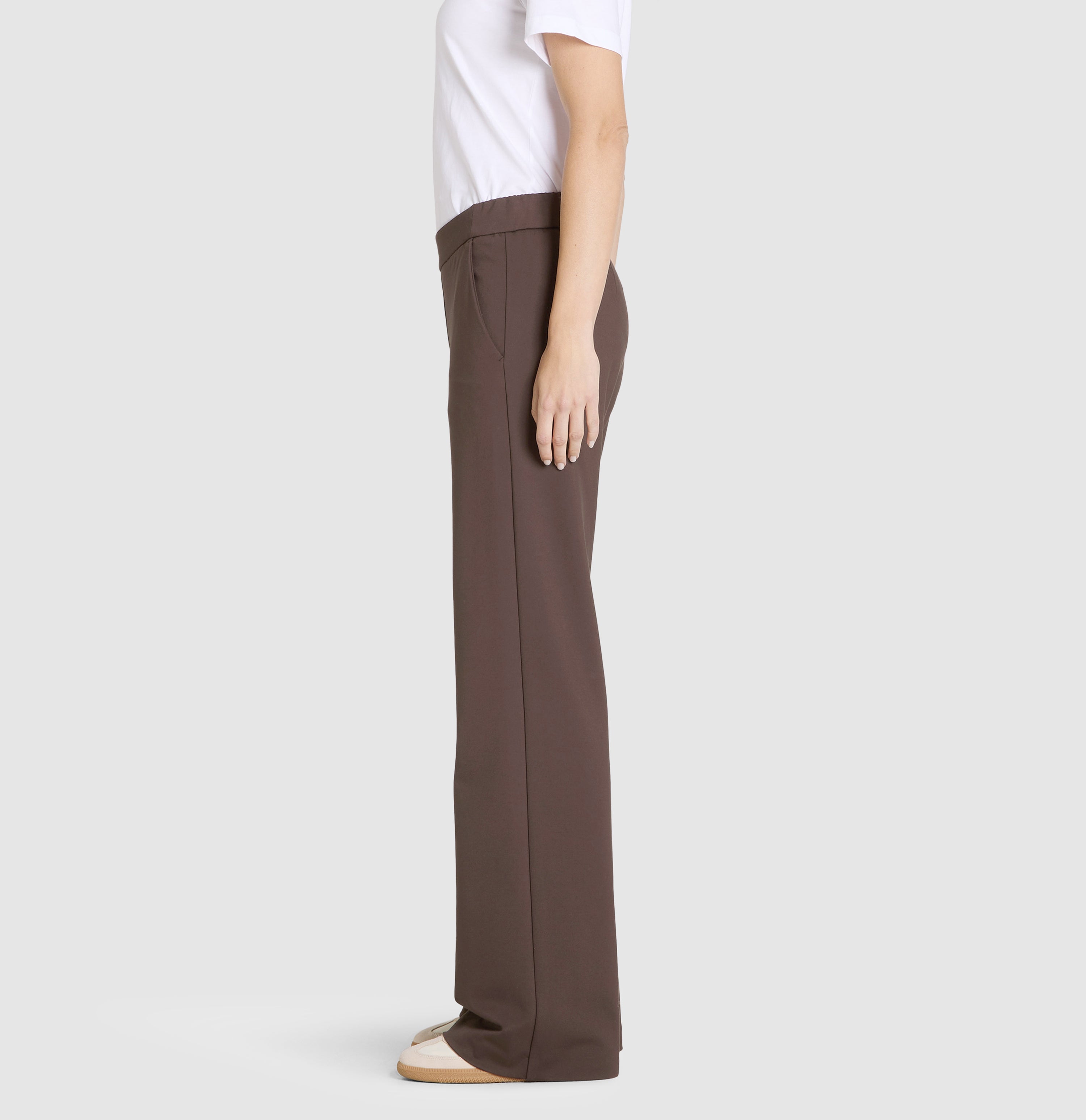 Wide fit made from light jersey. | CHIARA | truffle brown | Side view of model