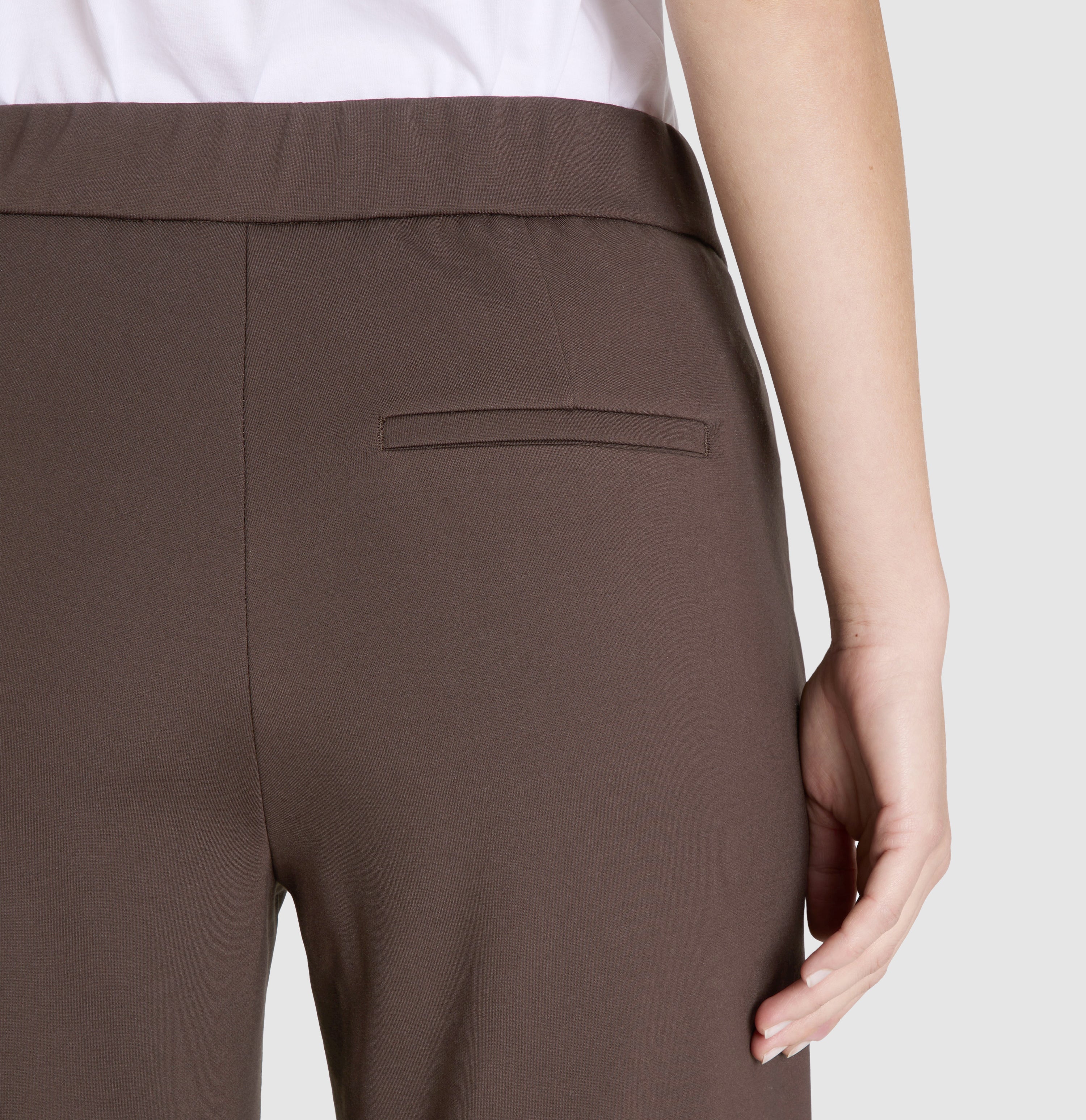Wide fit made of light jersey in a viscose blend. | CHIARA | truffle brown | Detailed view 2 of model