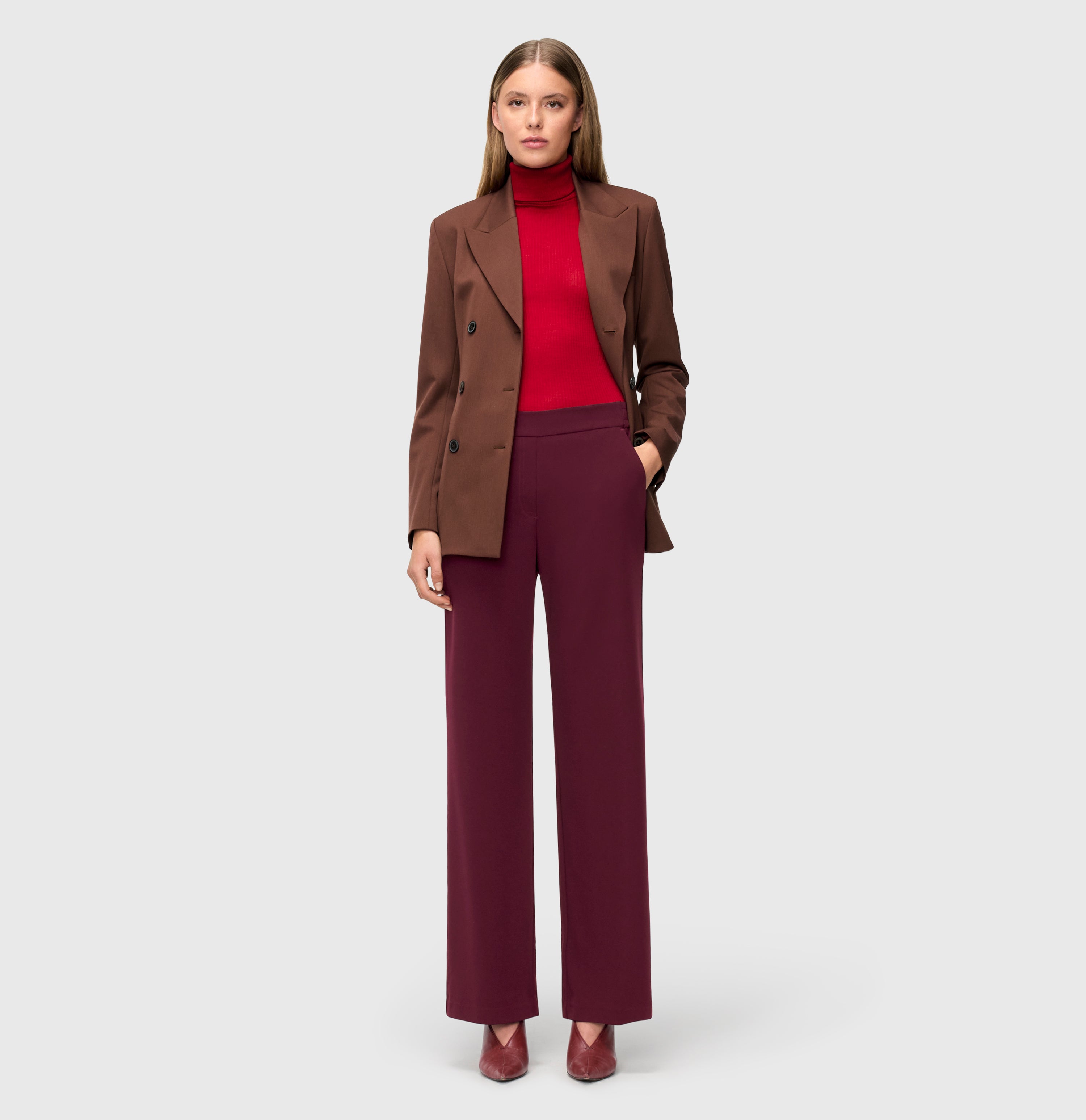 Wide fit made of flowing, floating crepe. | CHIARA | aubergine | Full-body of model