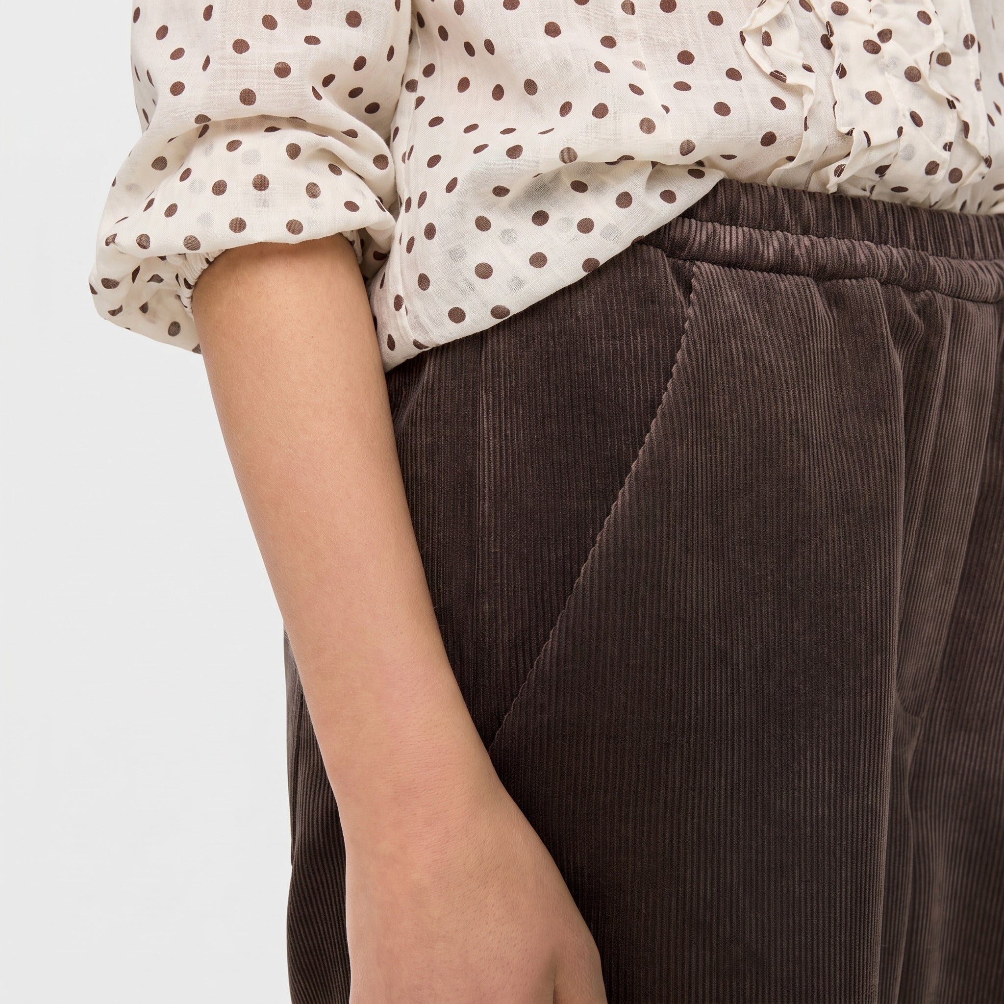 Corduroy trousers with cuff. | EVA 2.3 | truffle brown | Detailed view 2 of model