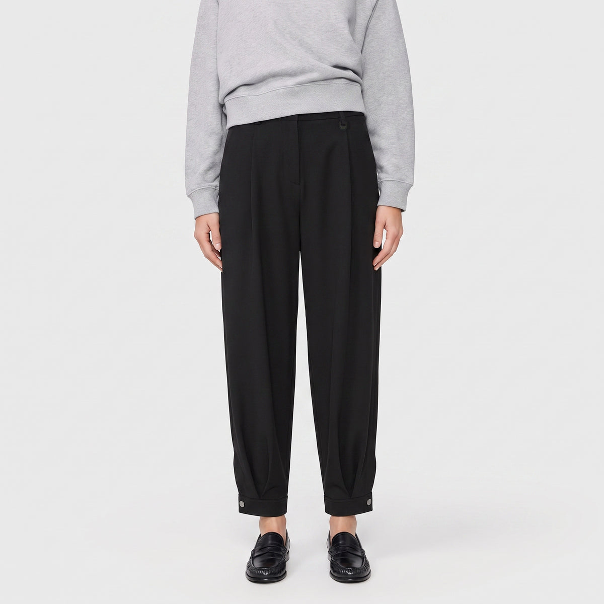 Floating crepe trousers with cuffs. | BALLOON | black | Front view of model