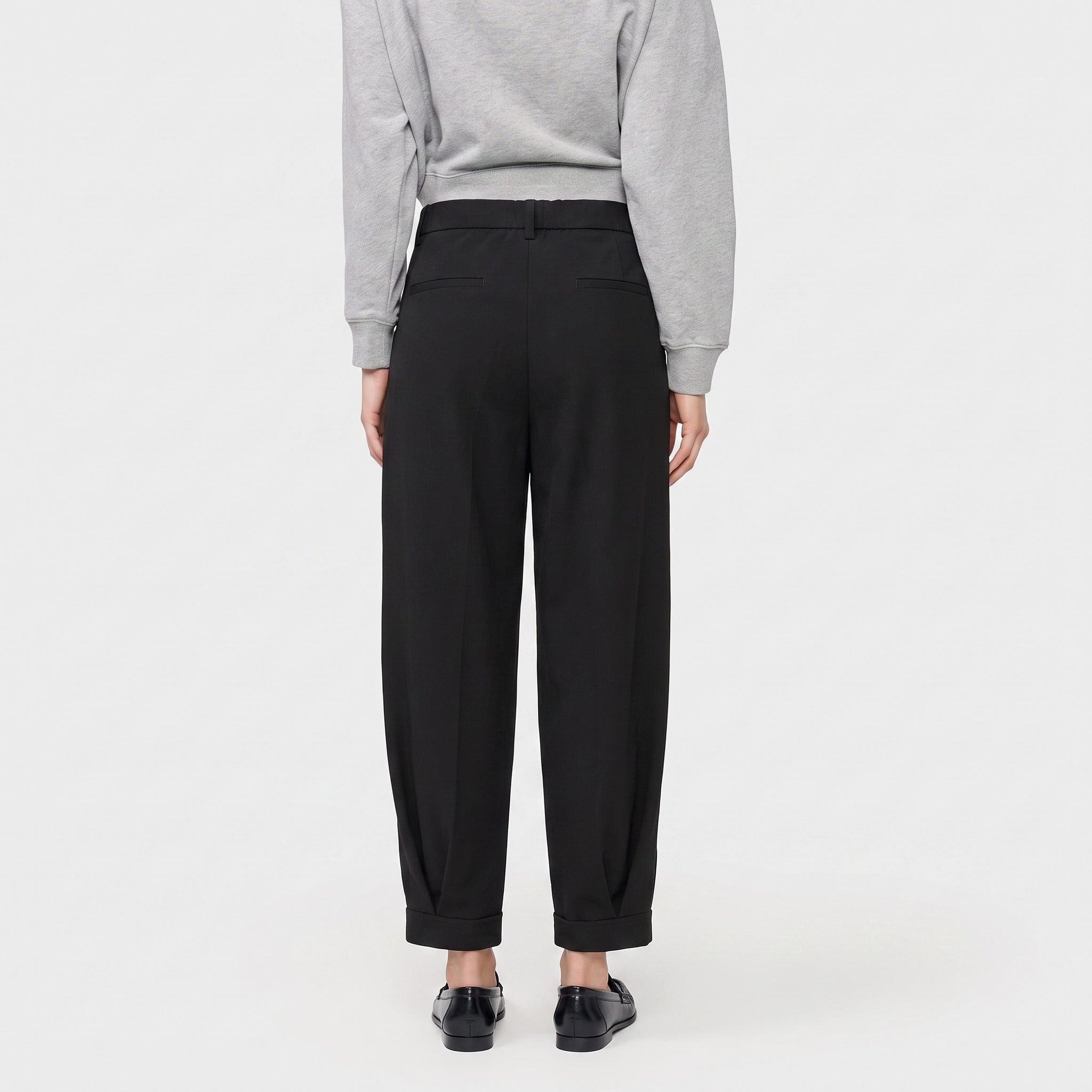 Floating crepe trousers with cuffs. | BALLOON | black | Back view of model