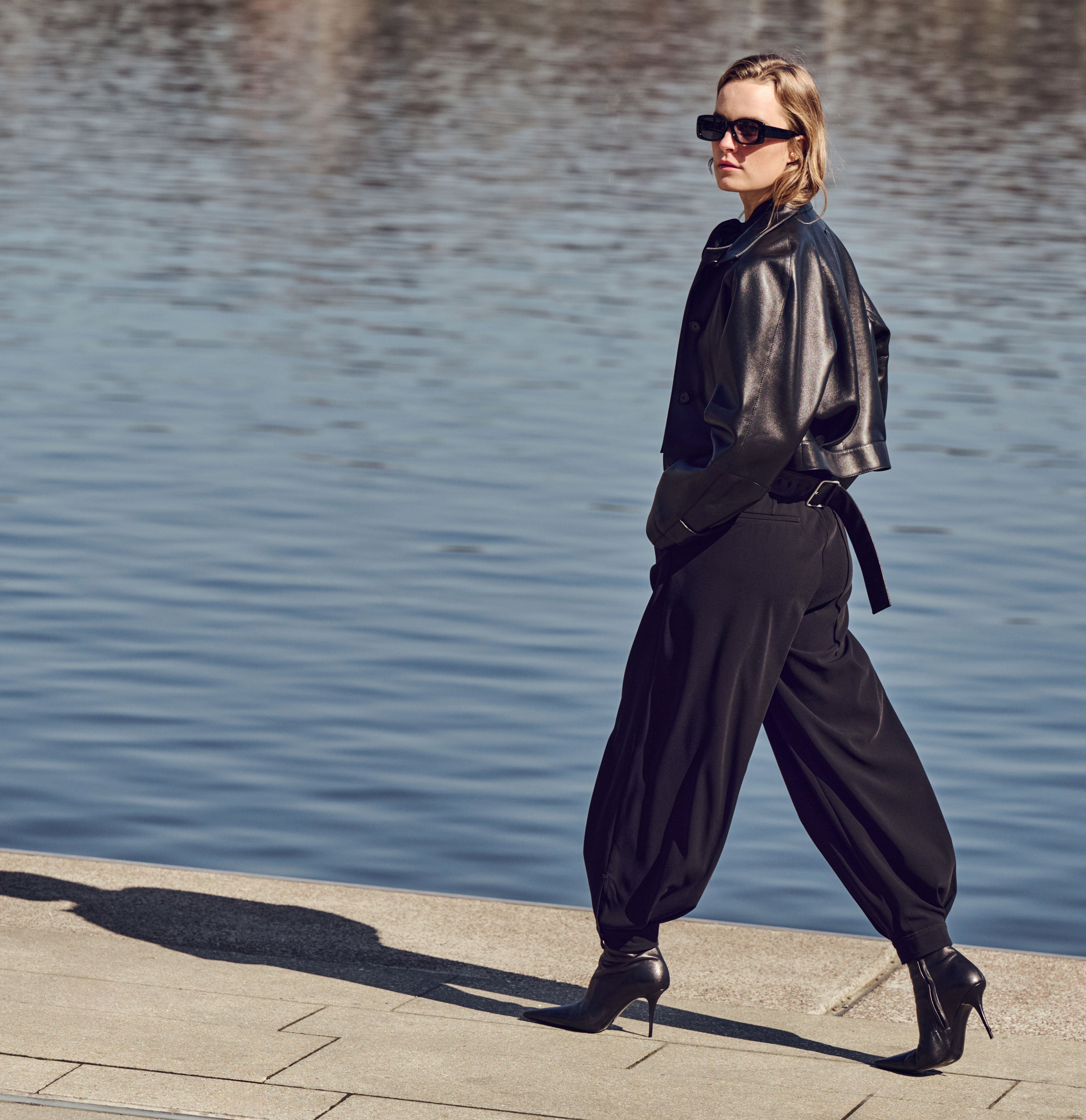 Floating crepe trousers with cuffs. | BALLOON | black | Campaign image 3