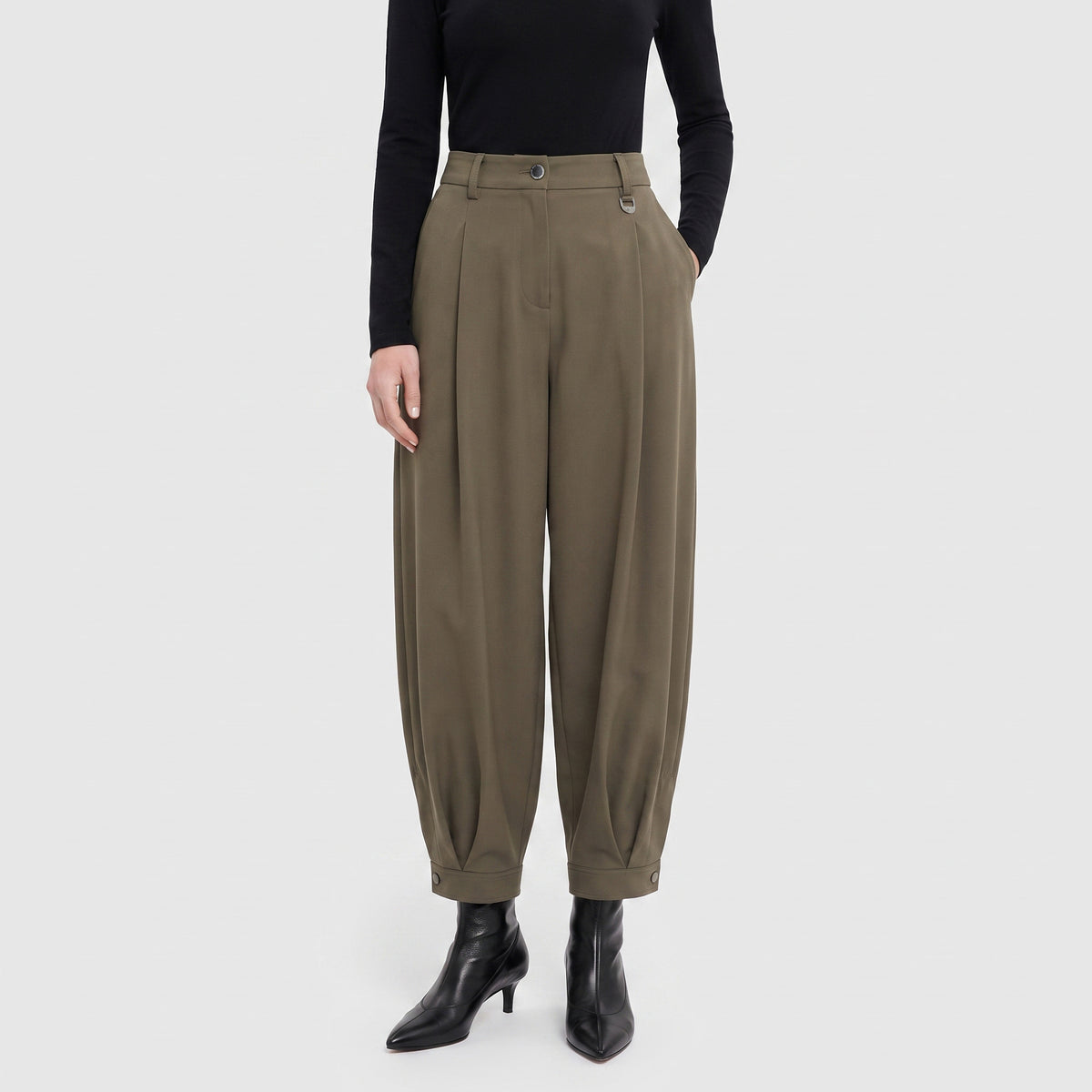 Floating crepe trousers with cuffs. | BALLOON | olive night | Front view of model