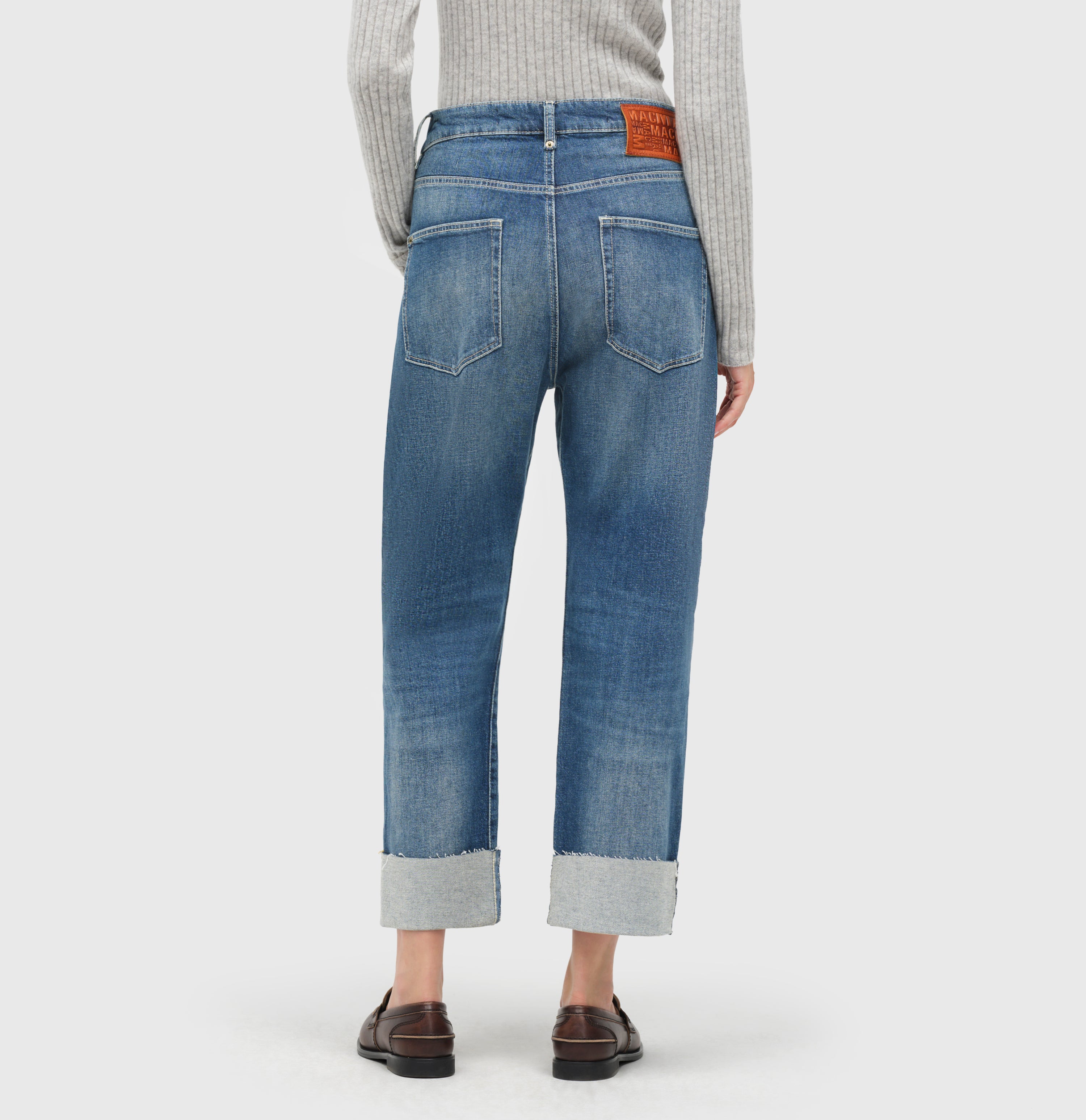 Casual baggy style in a vintage wash. | BAGGY straight | mid blue commercial authentic | Back view of model