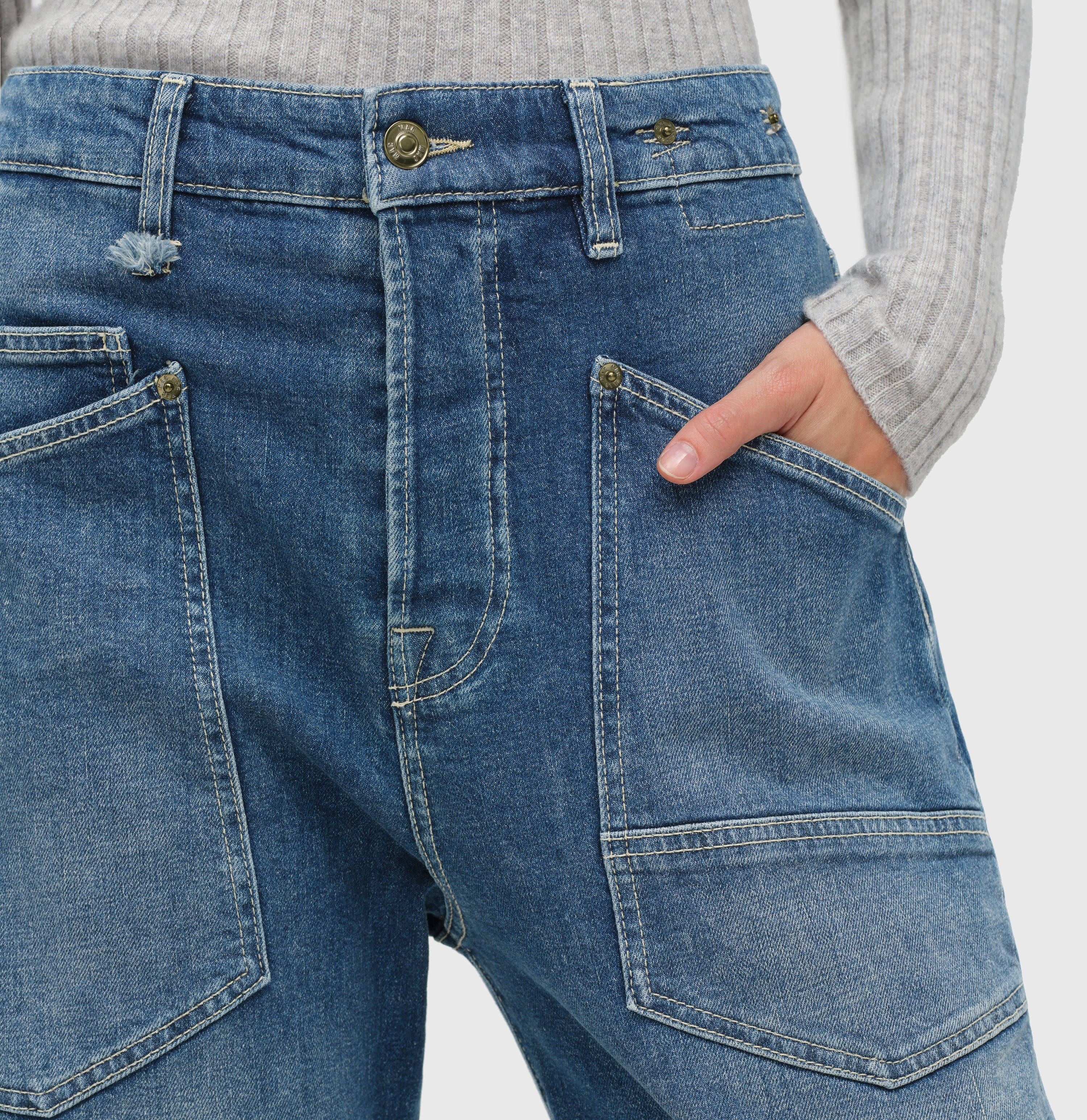 Casual baggy style in a vintage wash. | BAGGY straight | mid blue commercial authentic | Detailed view 3 of model