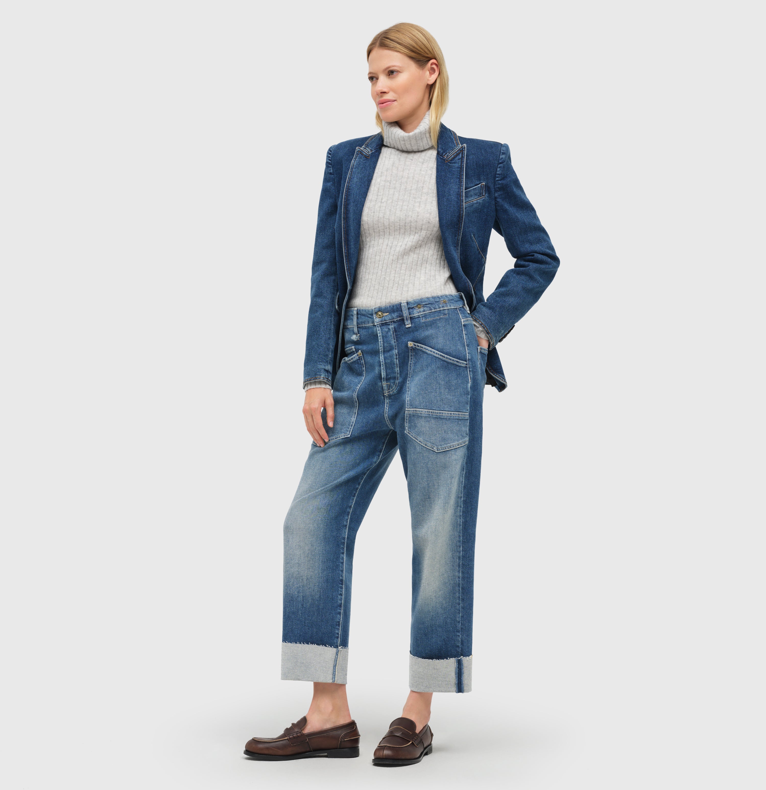 Casual baggy style in a vintage wash. | BAGGY straight | mid blue commercial authentic | Full-body of model