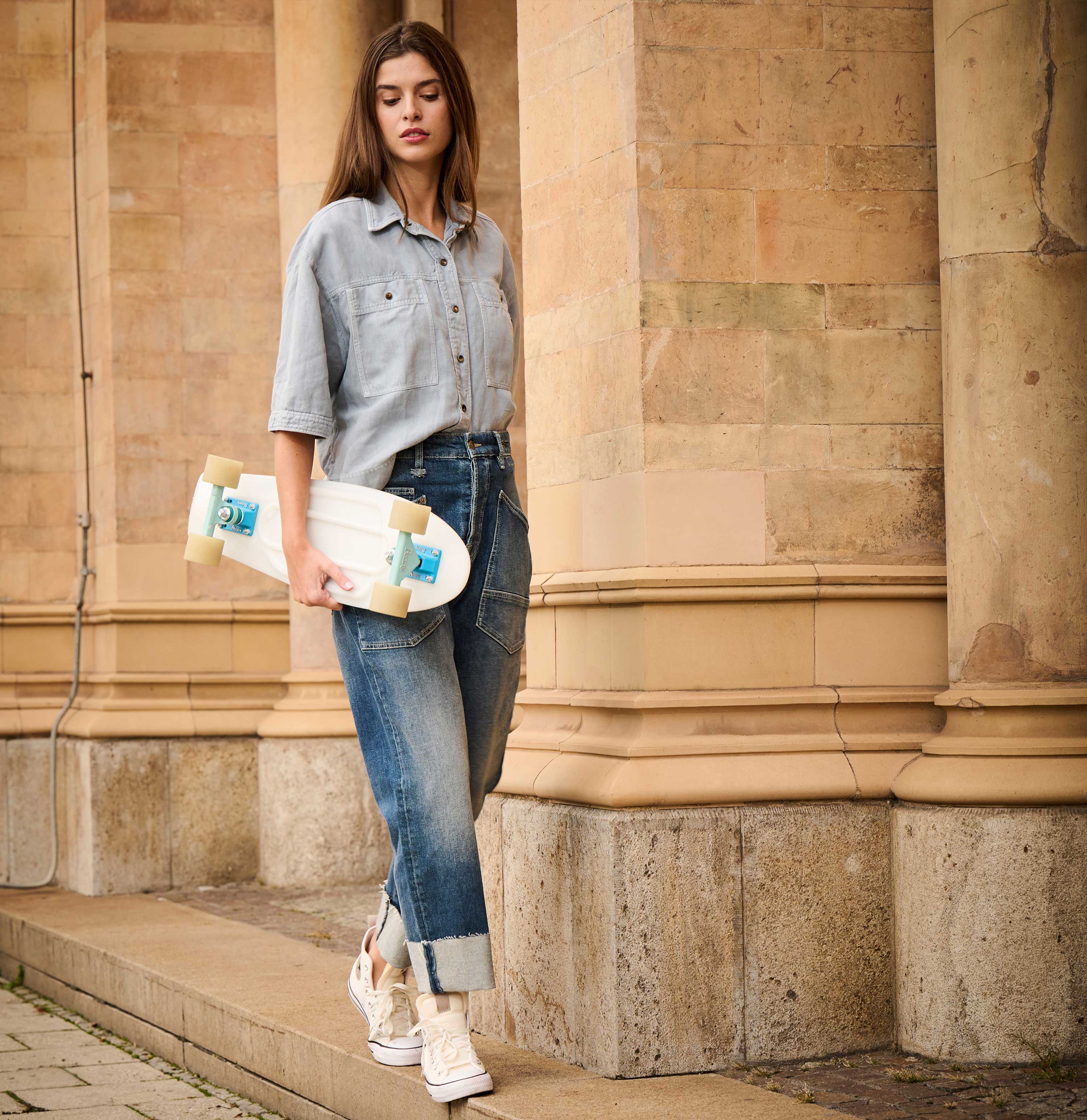 Casual baggy style in a vintage wash. | BAGGY straight | mid blue commercial authentic | Back view Plus sizes Model