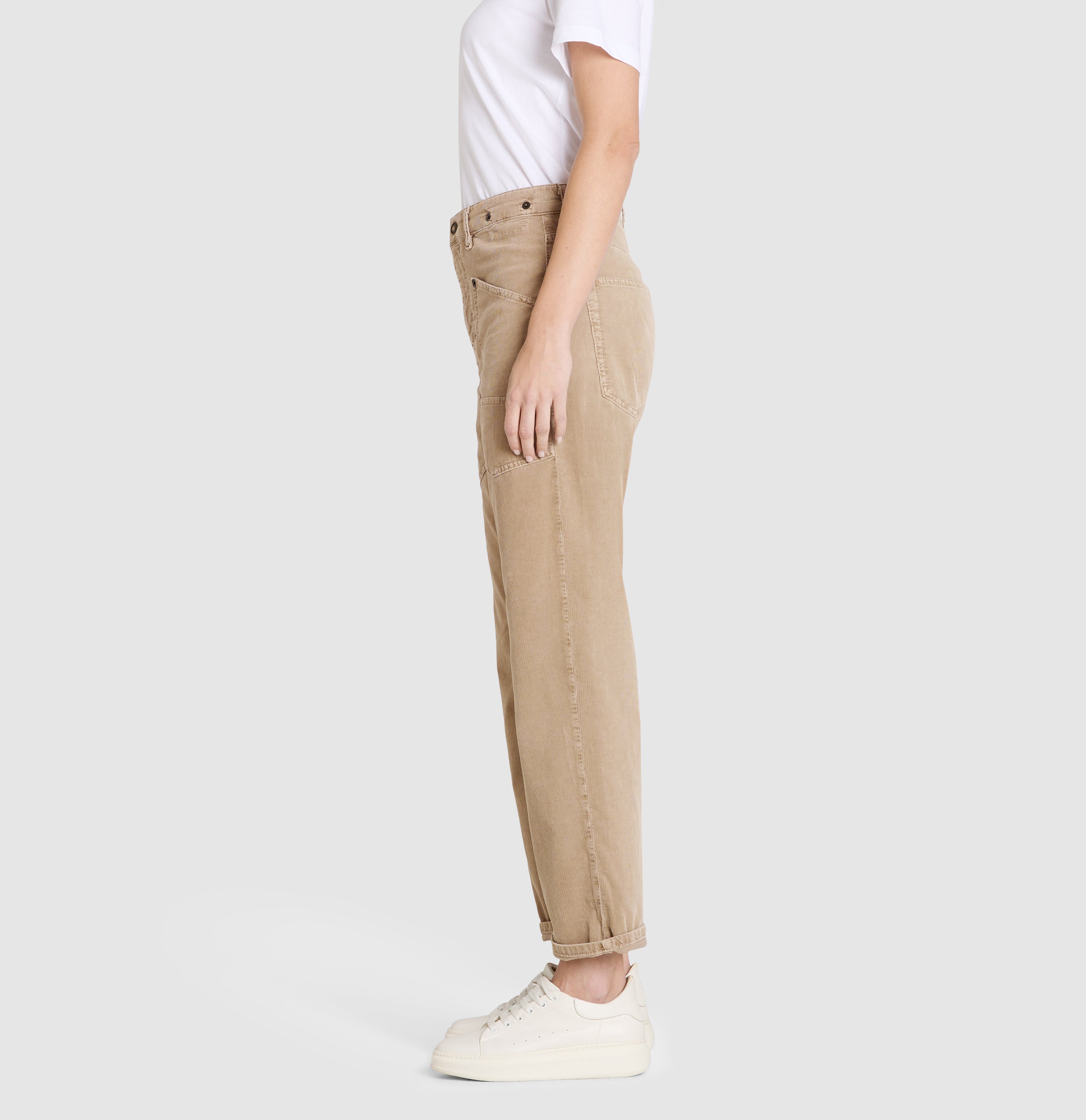 Baggy trousers made of soft baby corduroy. | BAGGY straight | windspray beige | Side view of model