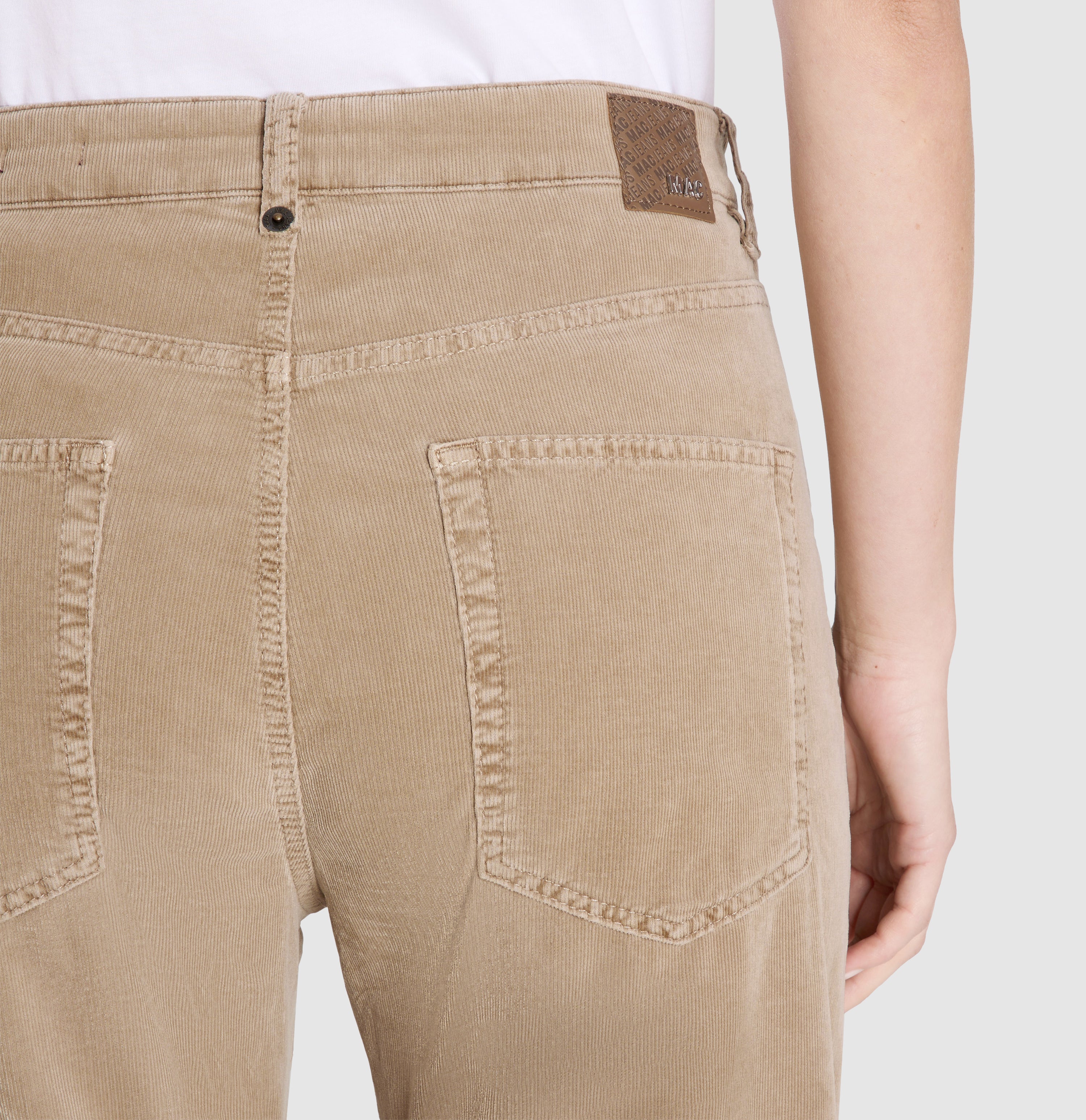 Baggy trousers made of soft baby corduroy. | BAGGY straight | windspray beige | Detailed view 2 of model