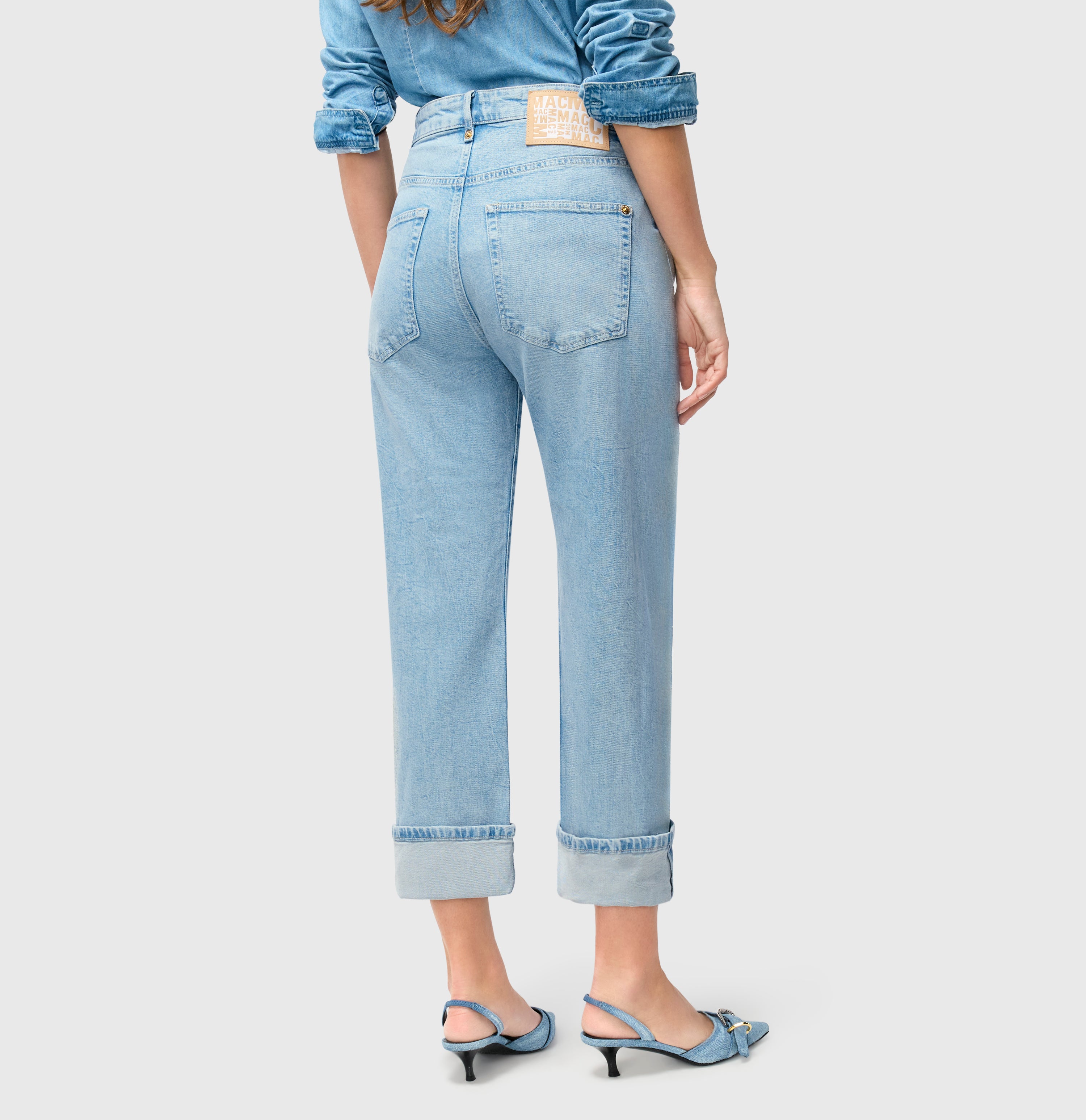 Baggy jeans made of authentic comfort stretch denim. | BAGGY straight | light blue net washed | Back view of model