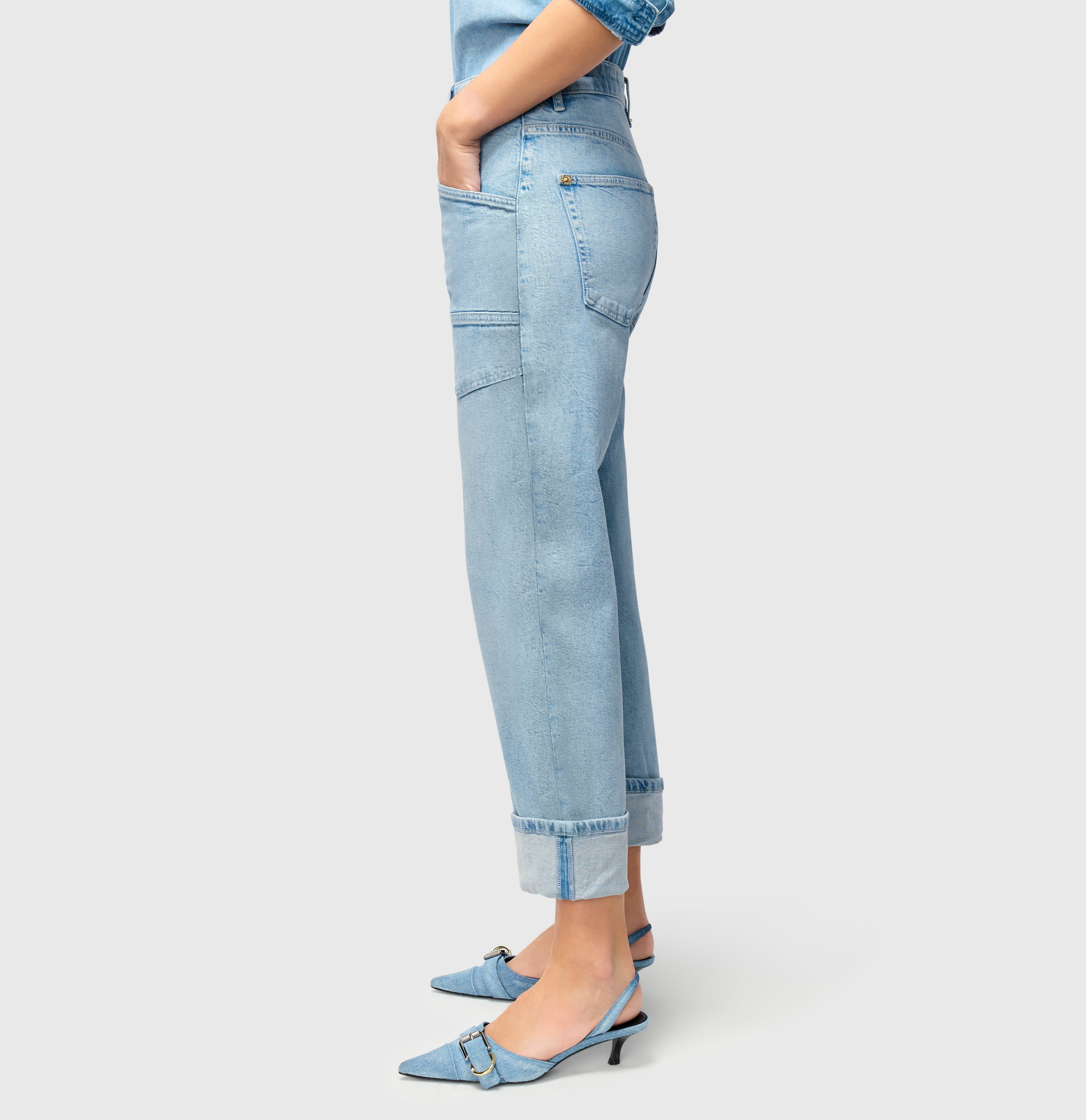 Baggy jeans made of authentic comfort stretch denim. | BAGGY straight | light blue net washed | Detailed view 2 of model