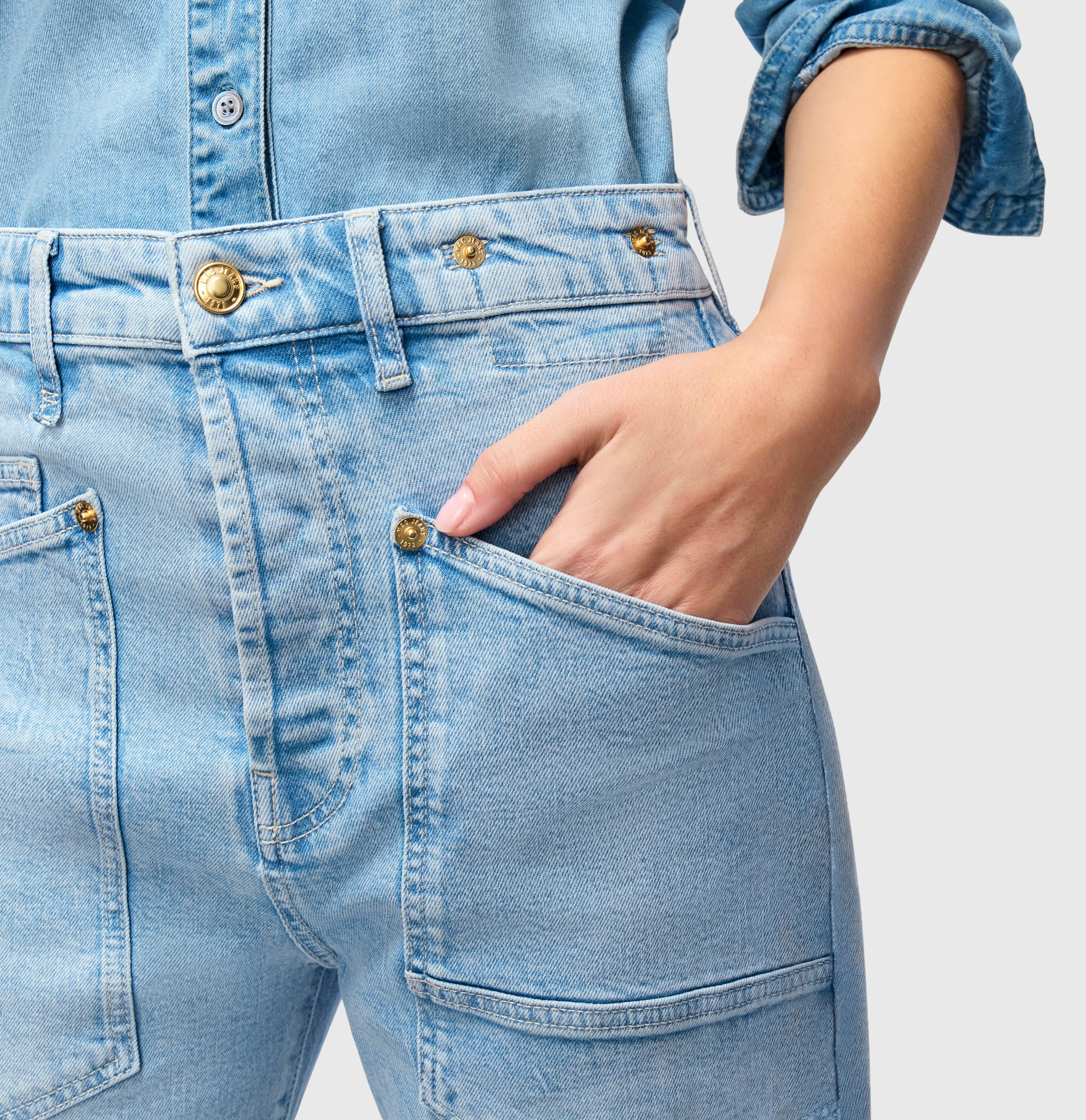 Baggy jeans made of authentic comfort stretch denim. | BAGGY straight | light blue net washed | Detailed view 3 of model