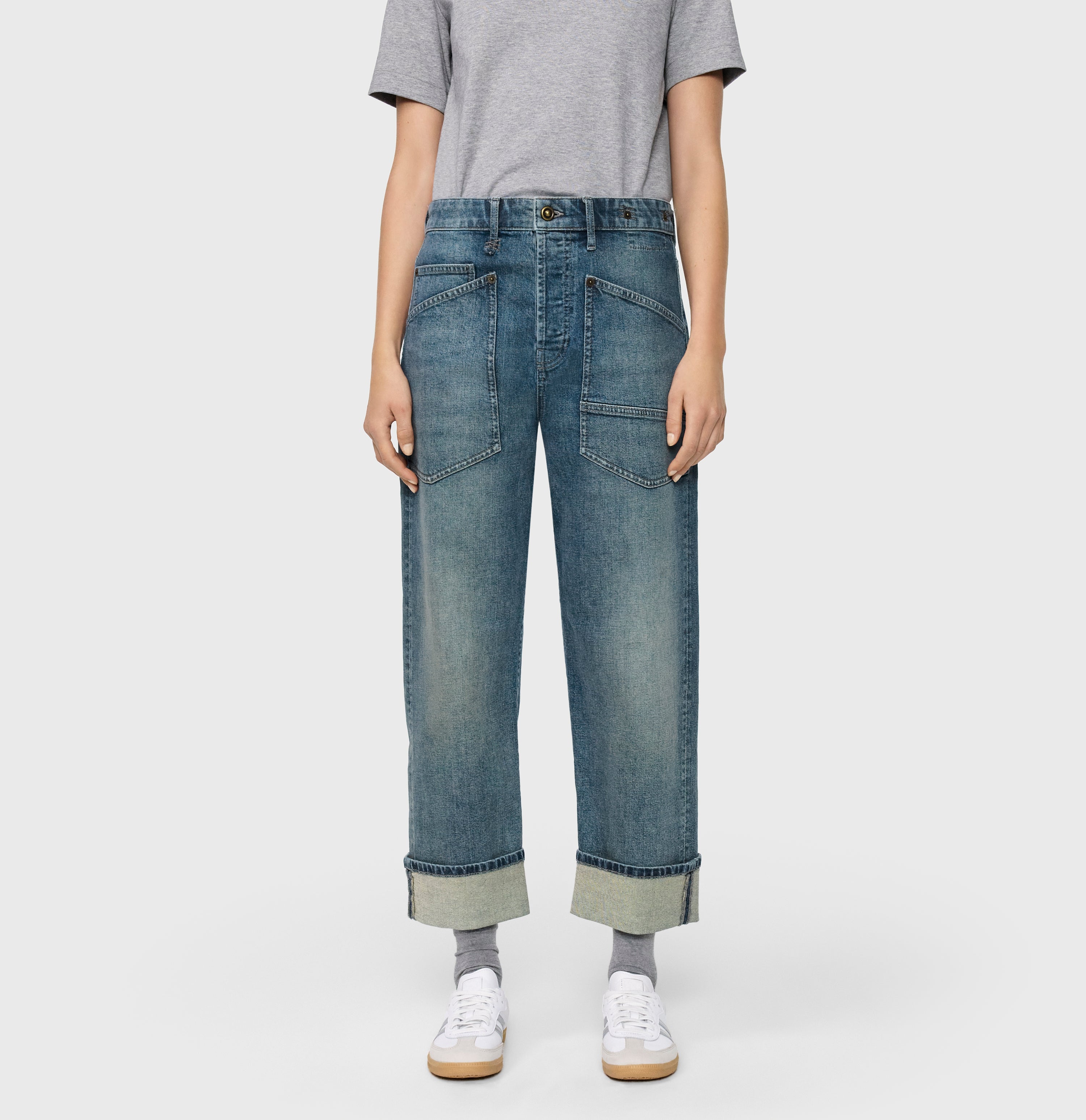 Casual, baggy jeans with a vintage look. | BAGGY straight | blueish green tinted | Front view of model