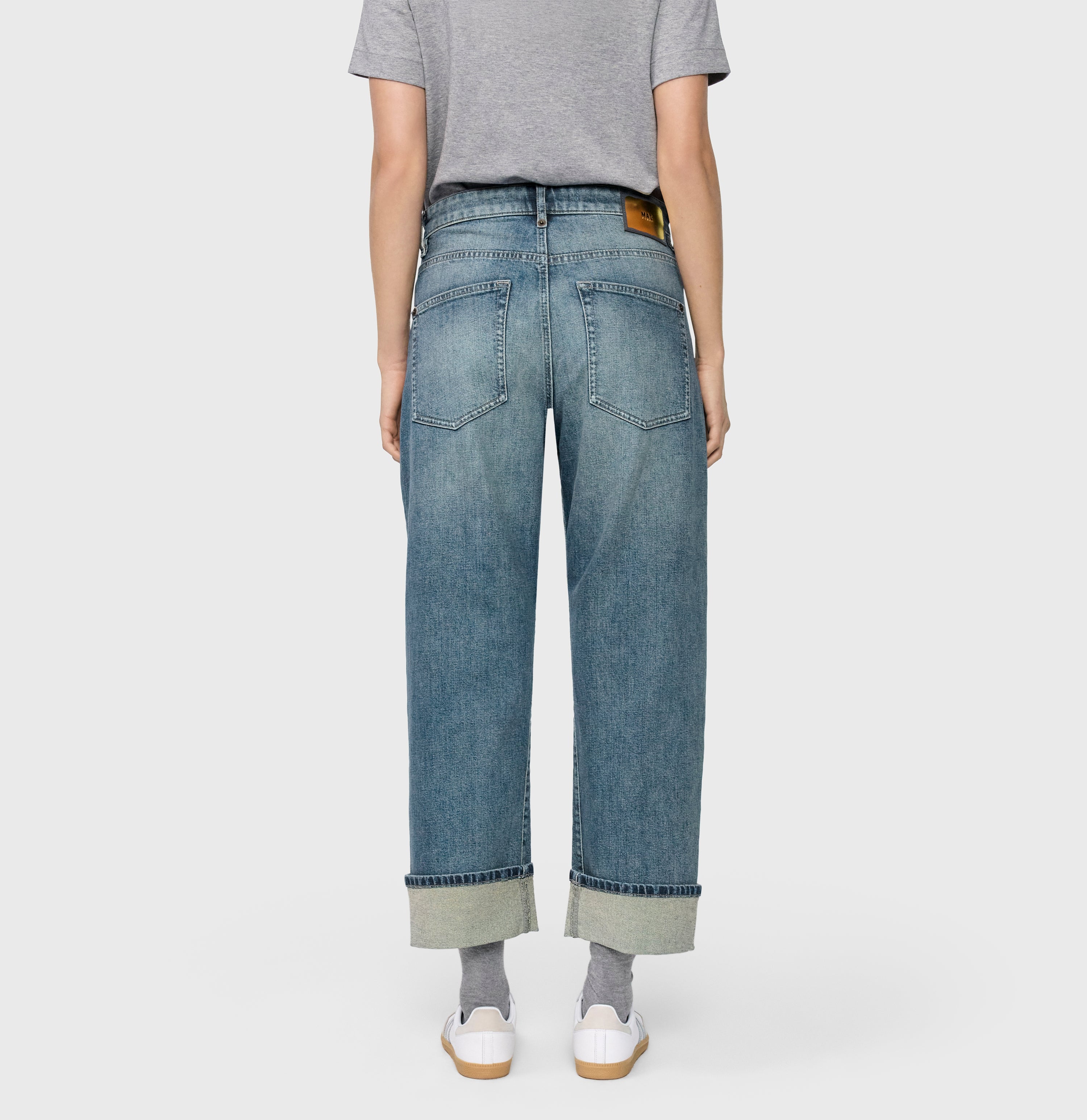 Casual, baggy jeans with a vintage look. | BAGGY straight | blueish green tinted | Back view of model