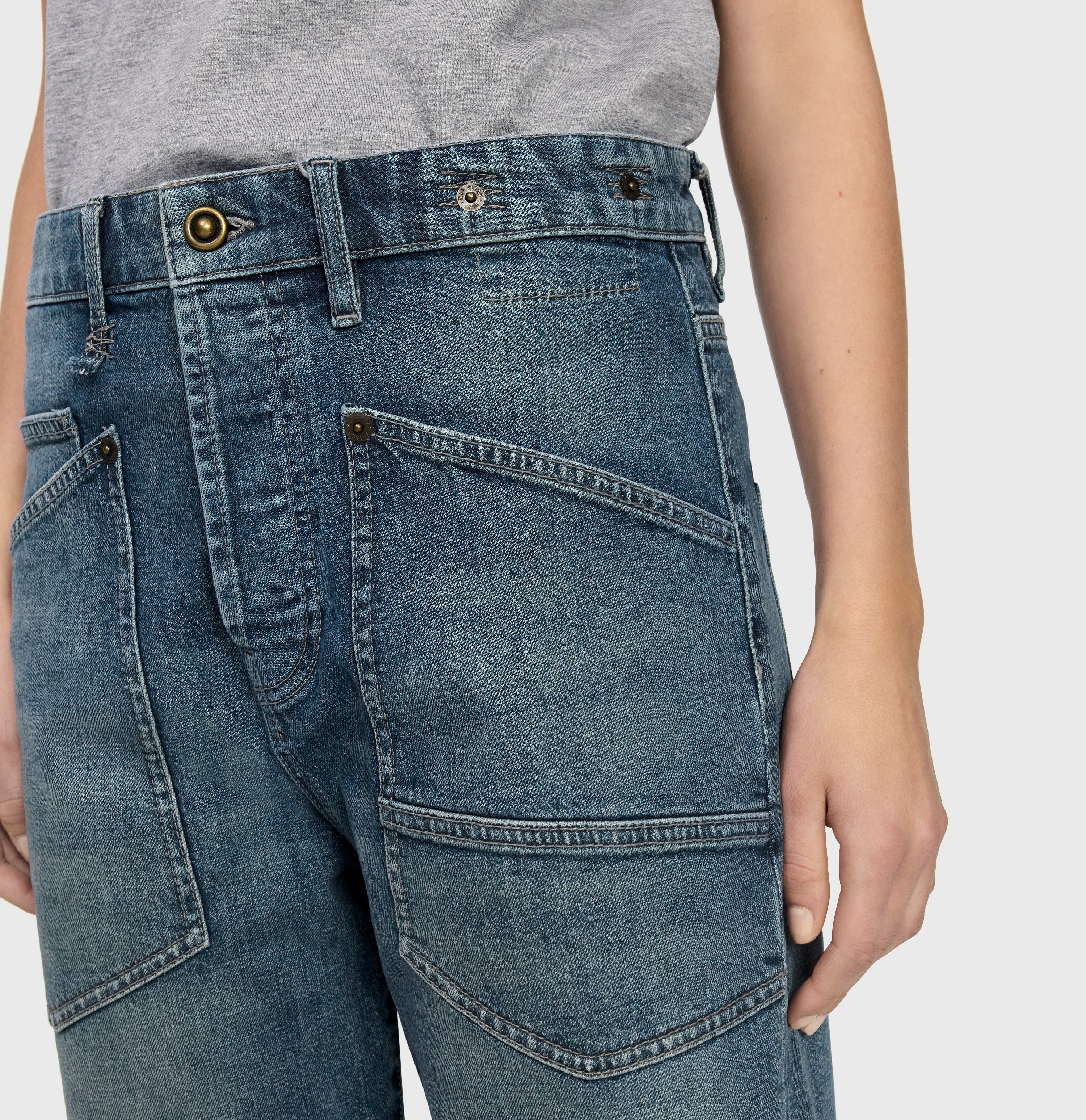 Casual, baggy jeans with a vintage look. | BAGGY straight | blueish green tinted | Detailed view 2 of model