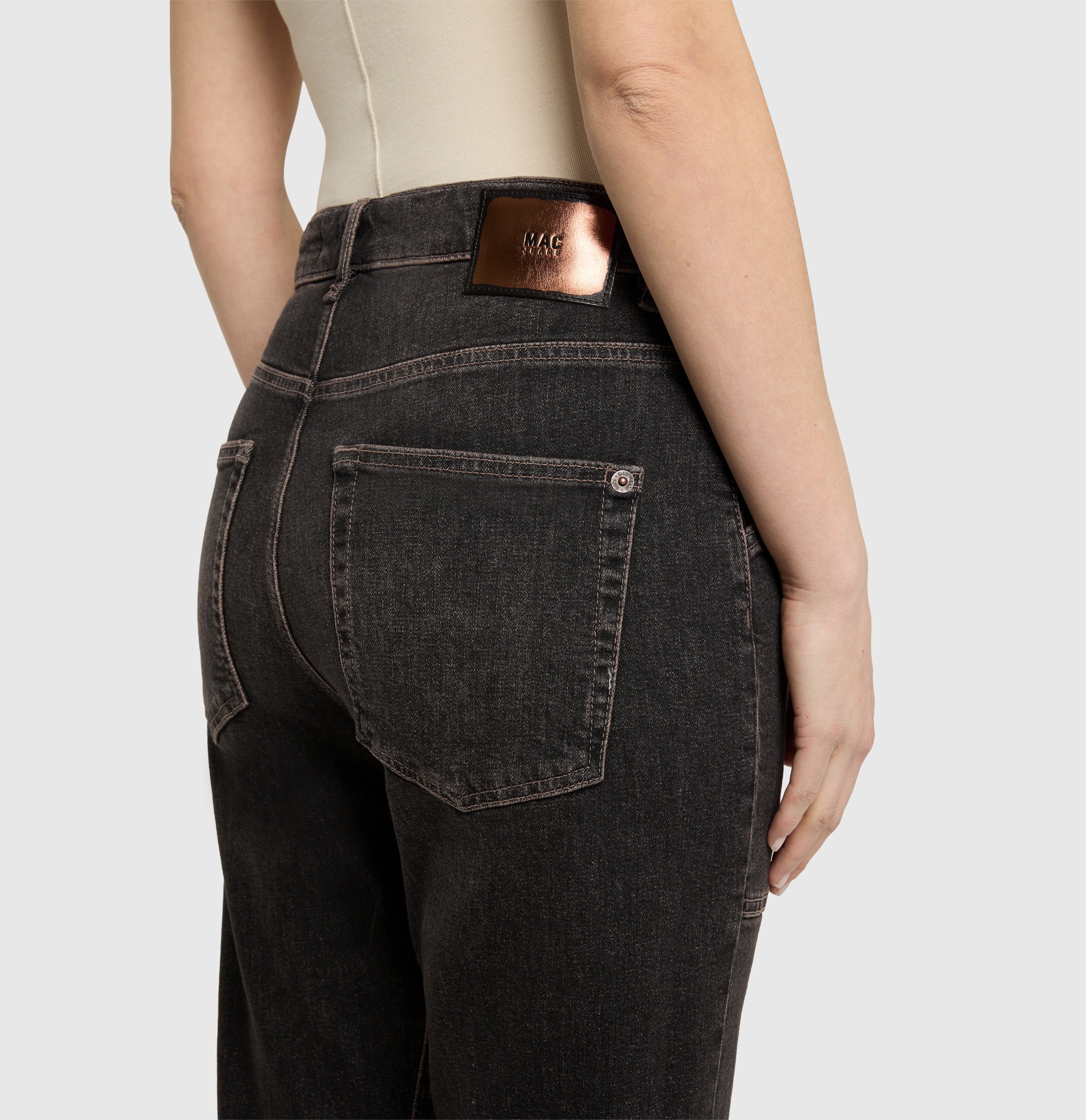 Casual, baggy jeans with a vintage look. | BAGGY straight | brown tinted black wash | Detailed view 2 of model