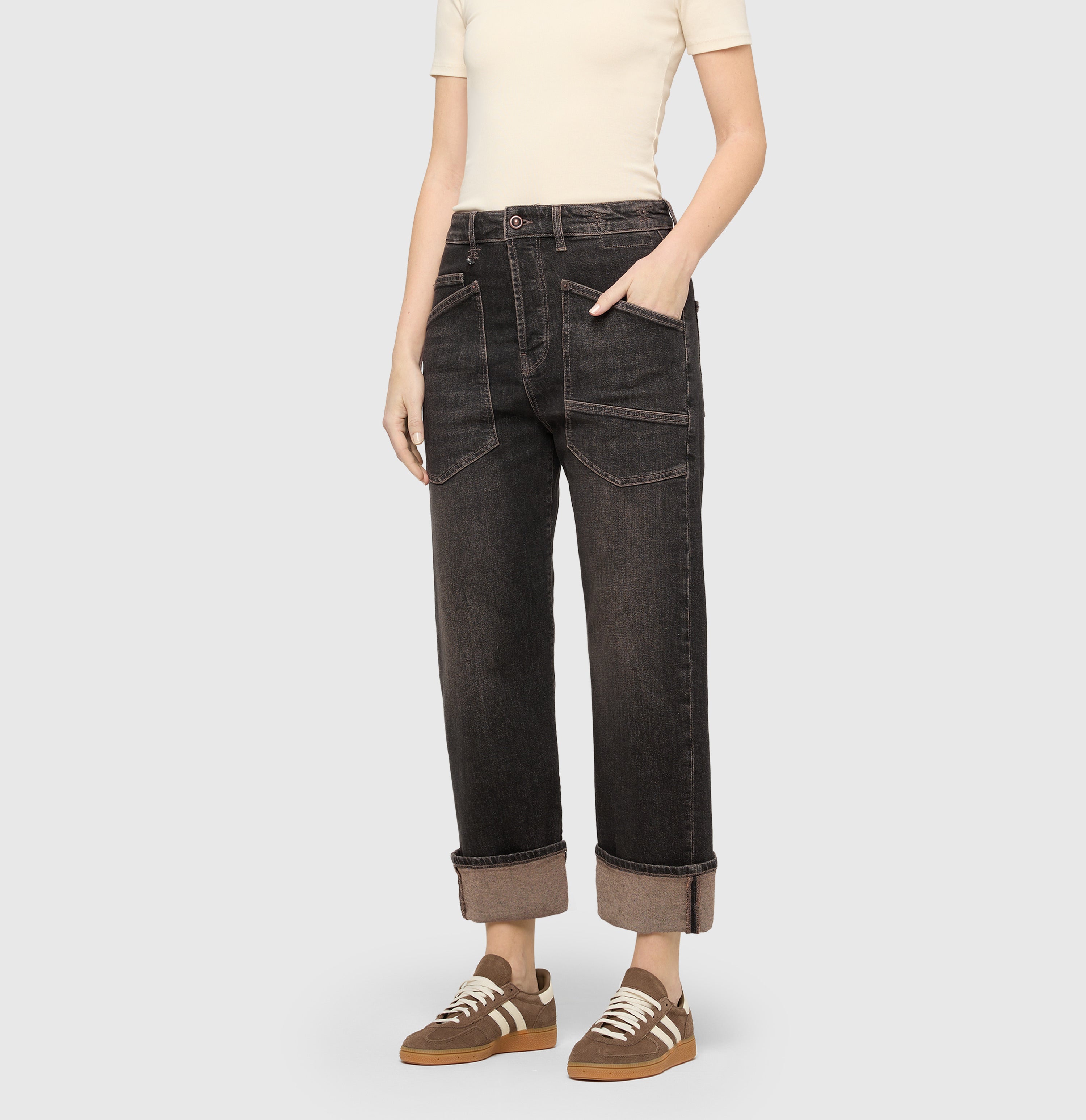 Casual, baggy jeans with a vintage look. | BAGGY straight | brown tinted black wash | Detailed view 3 of model