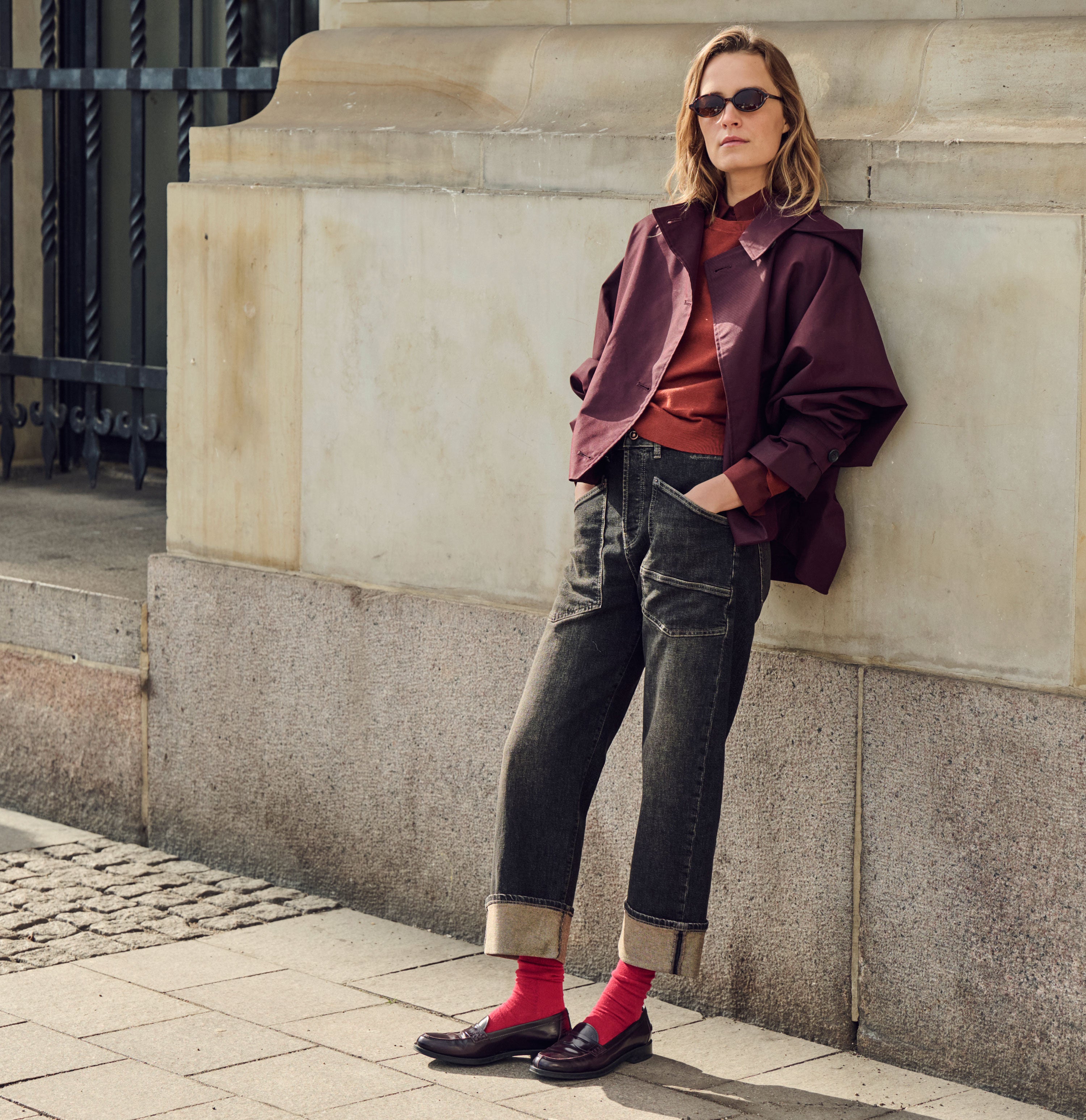Casual, baggy jeans with a vintage look. | BAGGY straight | brown tinted black wash | Campaign image 3