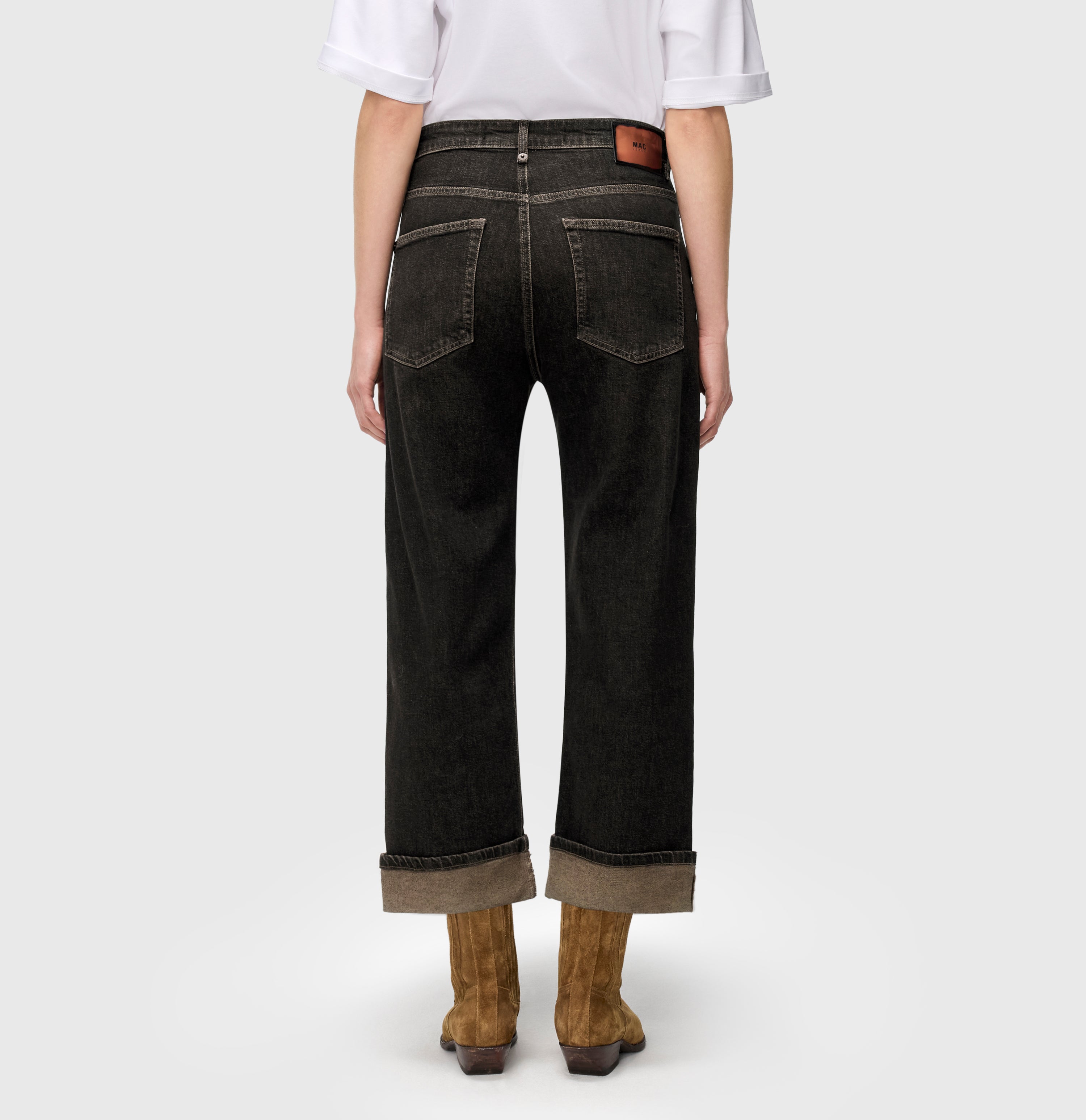 Casual baggy style with large pockets. | BAGGY straight | brown tinted black wash | Back view of model