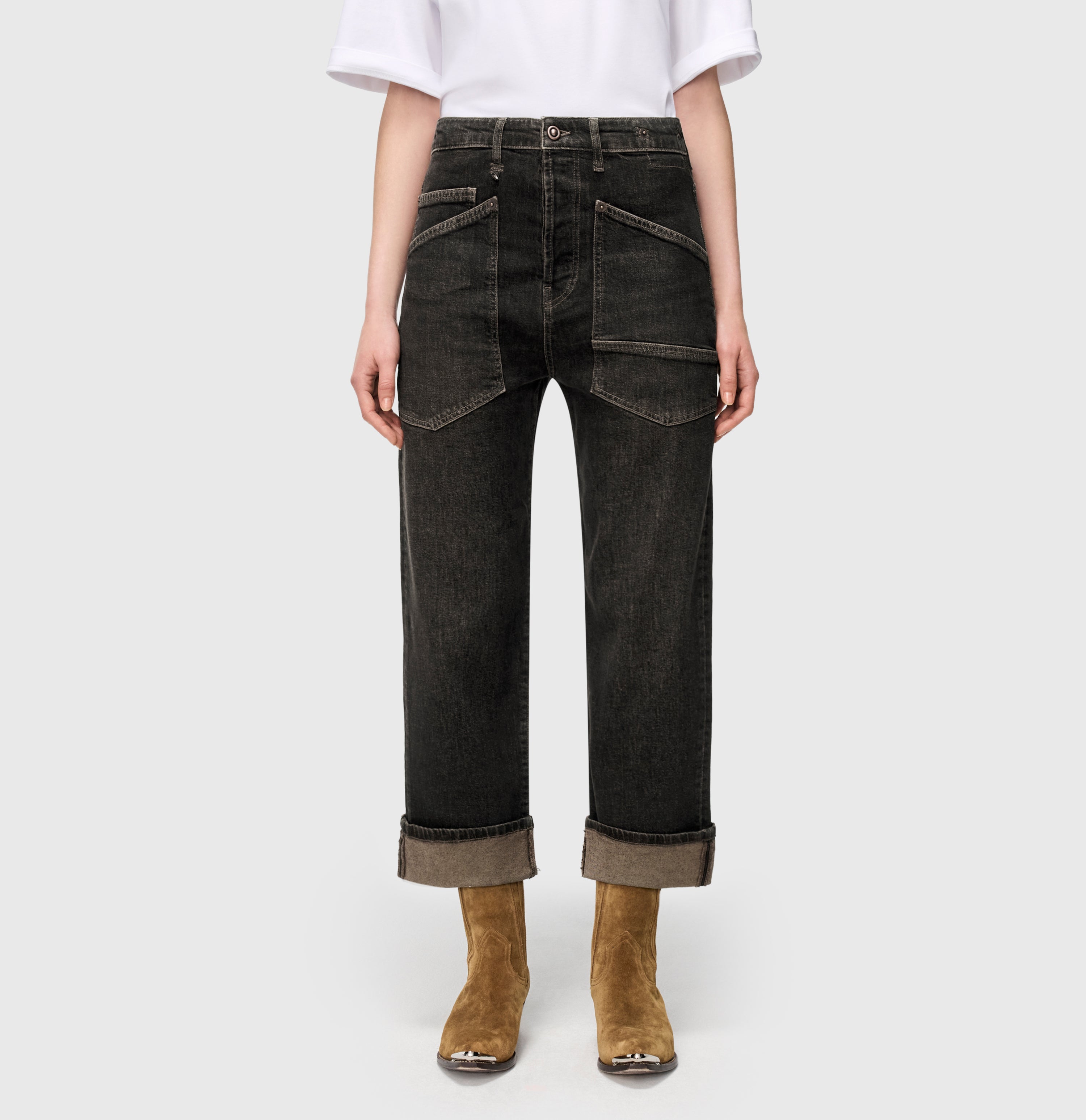 Casual baggy style with large pockets. | S-NAME | S-FBBZ | Side view of model
