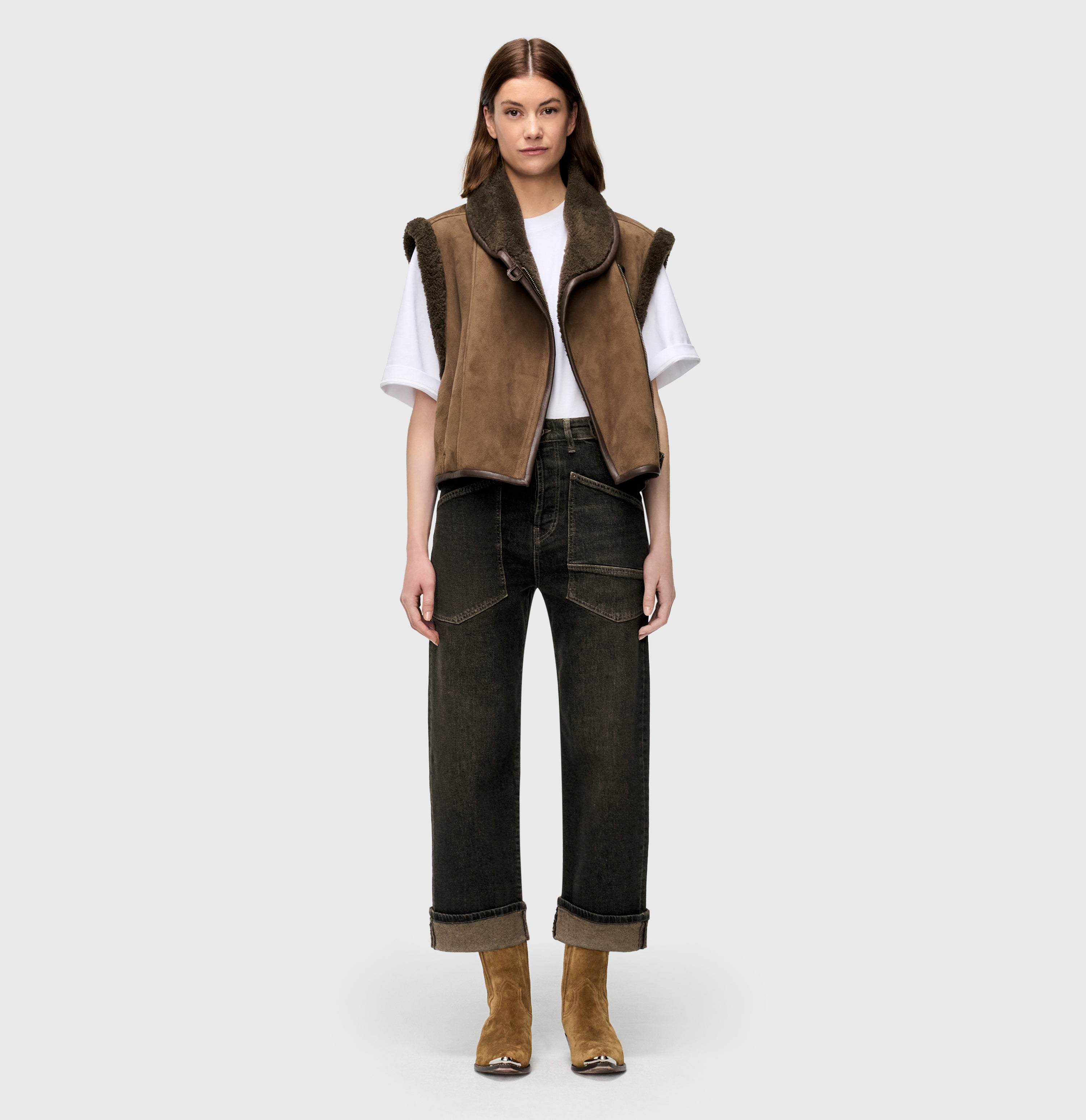 Casual baggy style with large pockets. | BAGGY straight | brown tinted black wash | Full-body of model