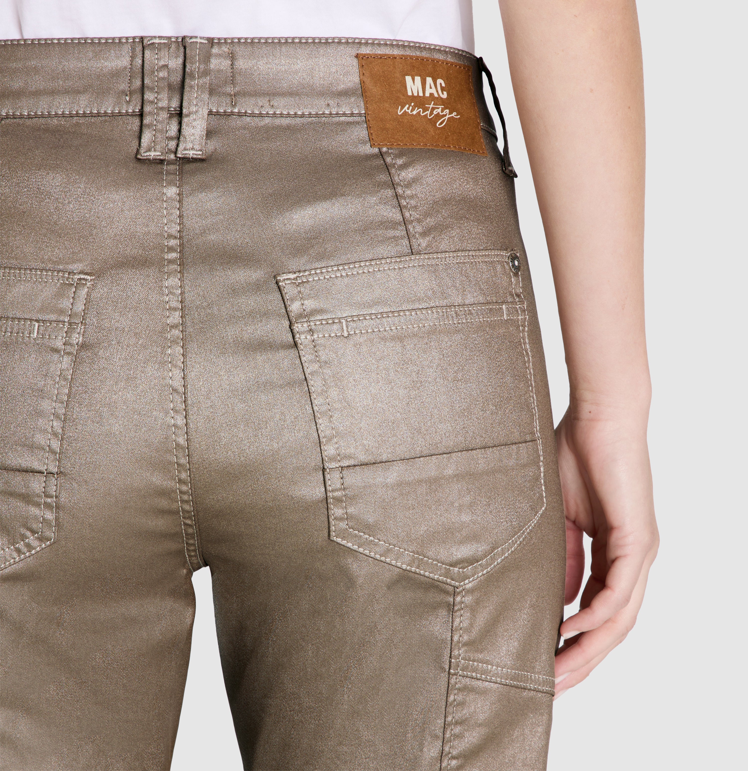 Relaxed fit with modern coating in a leather look. | IOWA coating | caffe latte coated | Detailed view 2 of model