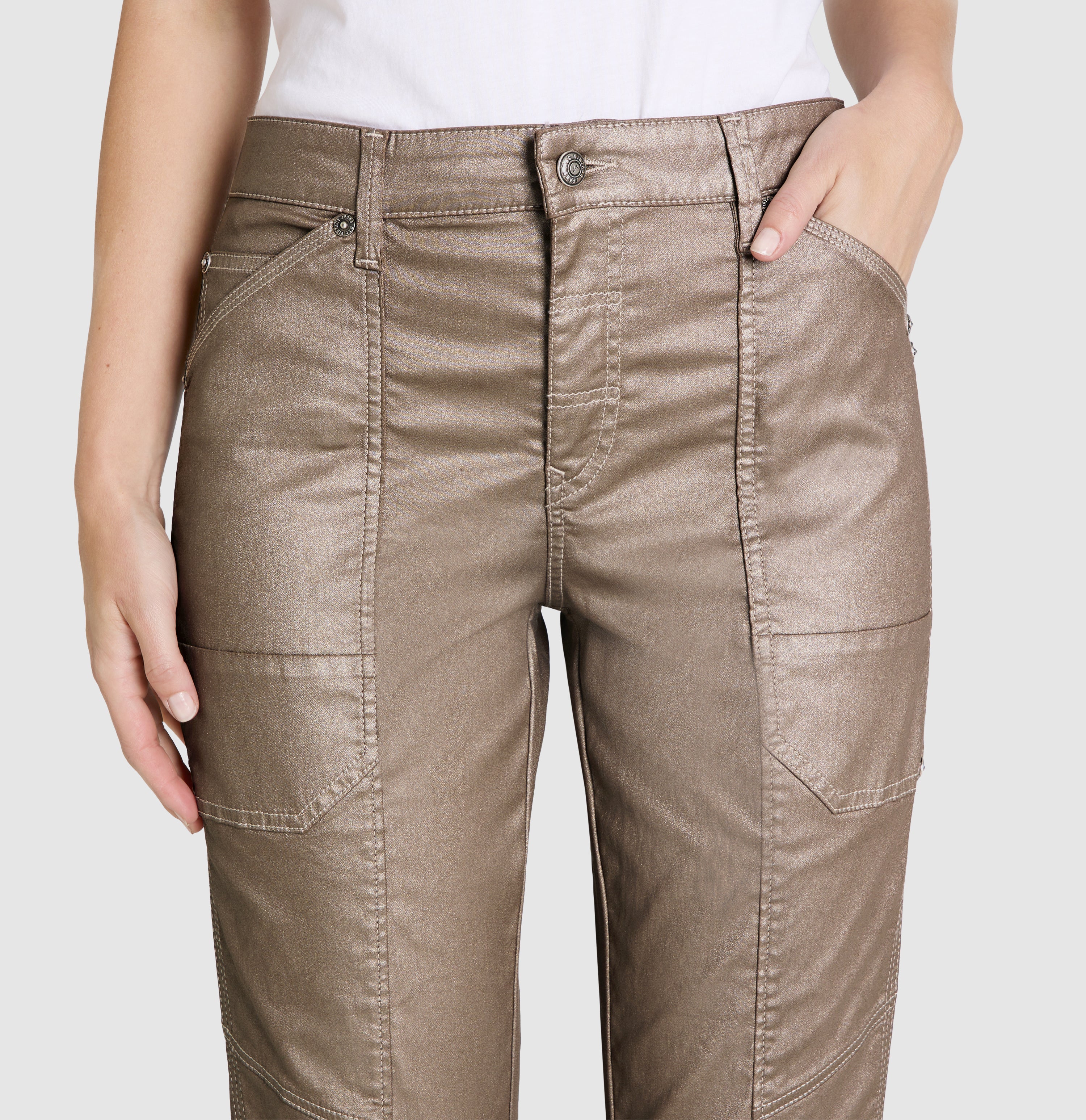 Relaxed fit with modern coating in a leather look. | IOWA coating | caffe latte coated | Detailed view 3 of model