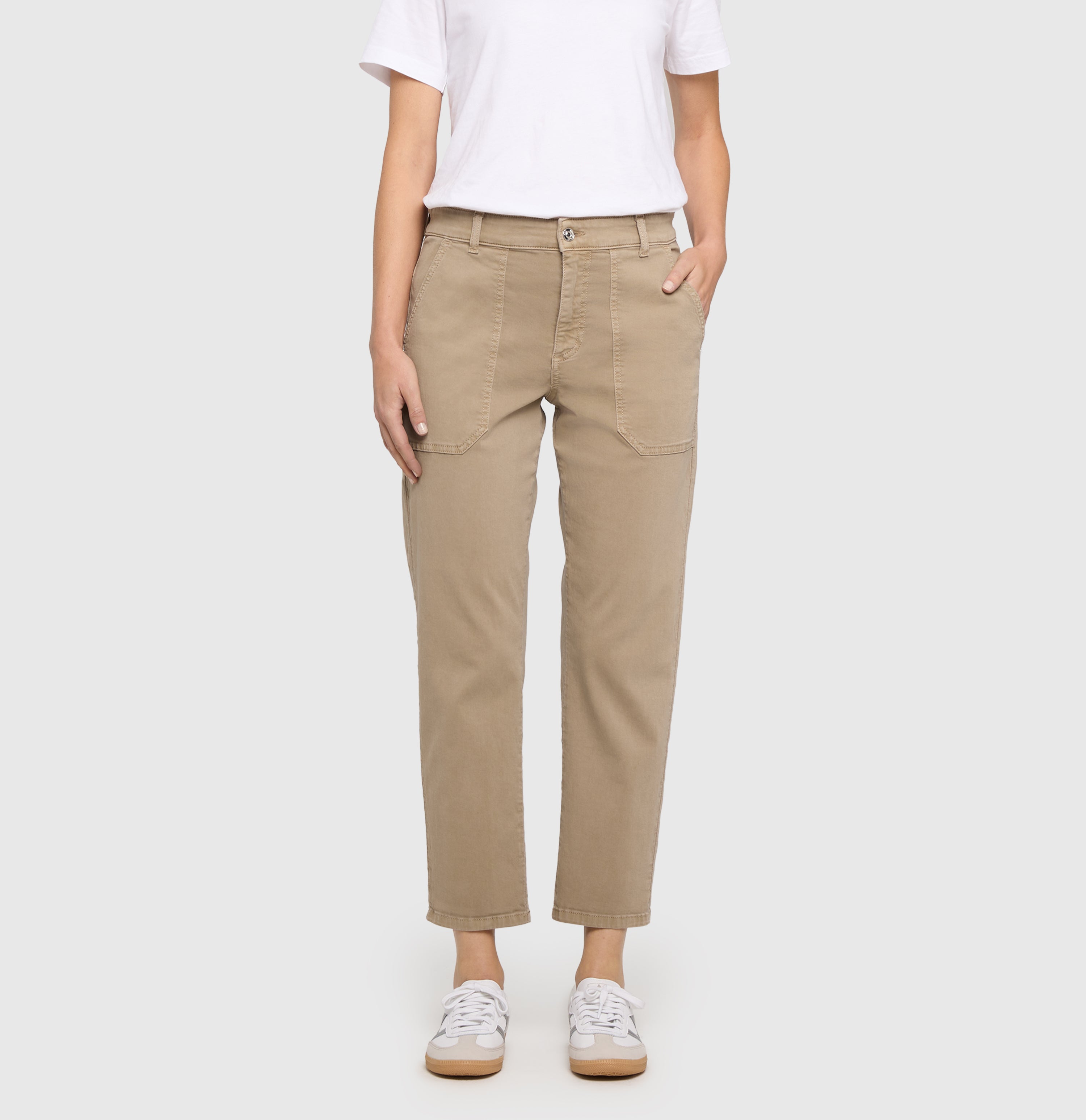 Utility pants made of compact gabardine. | WORKER 2.03 casual | lemon pepper antique | Front view of model