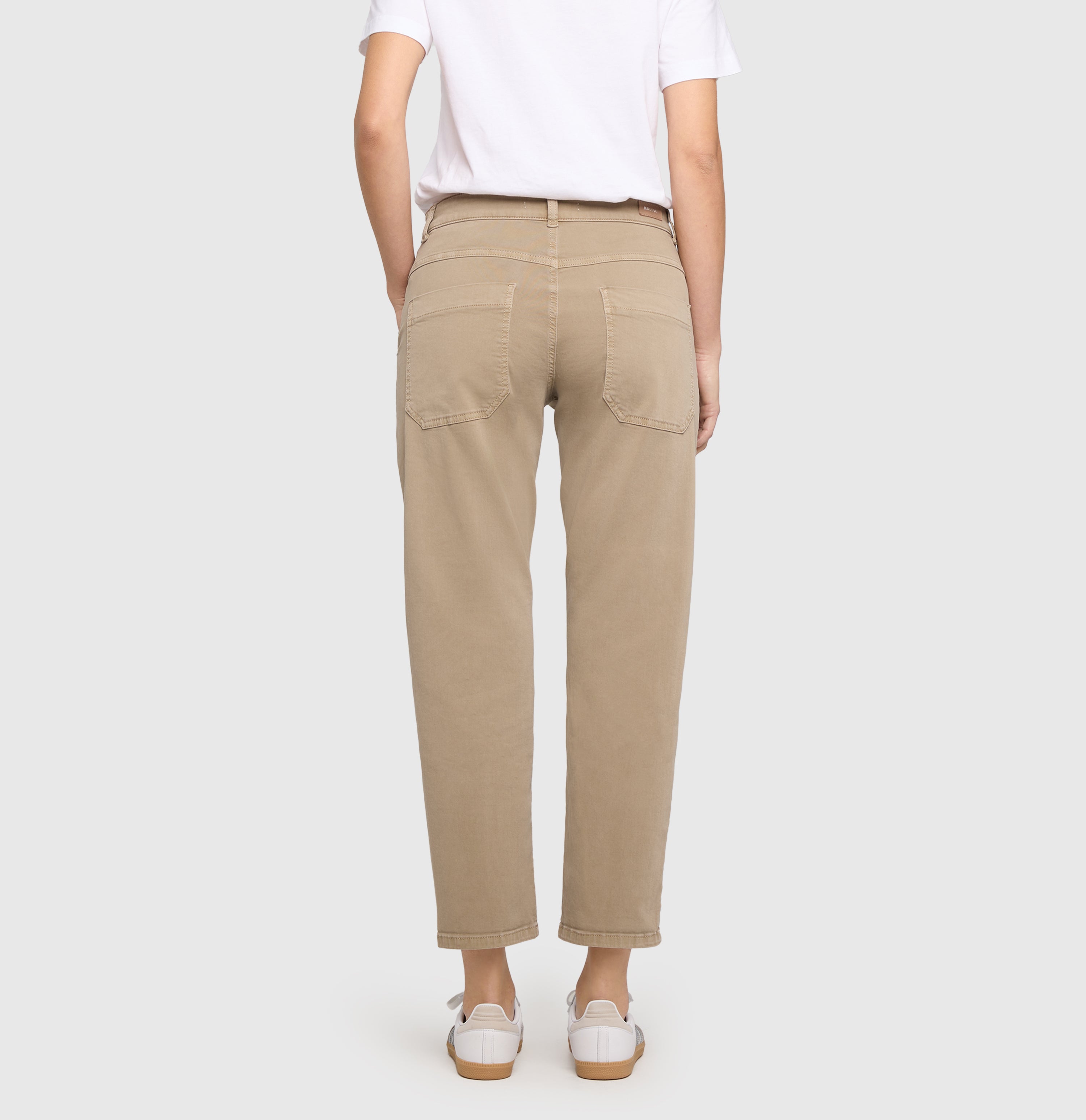 Utility pants made of compact gabardine. | WORKER 2.03 casual | lemon pepper antique | Back view of model