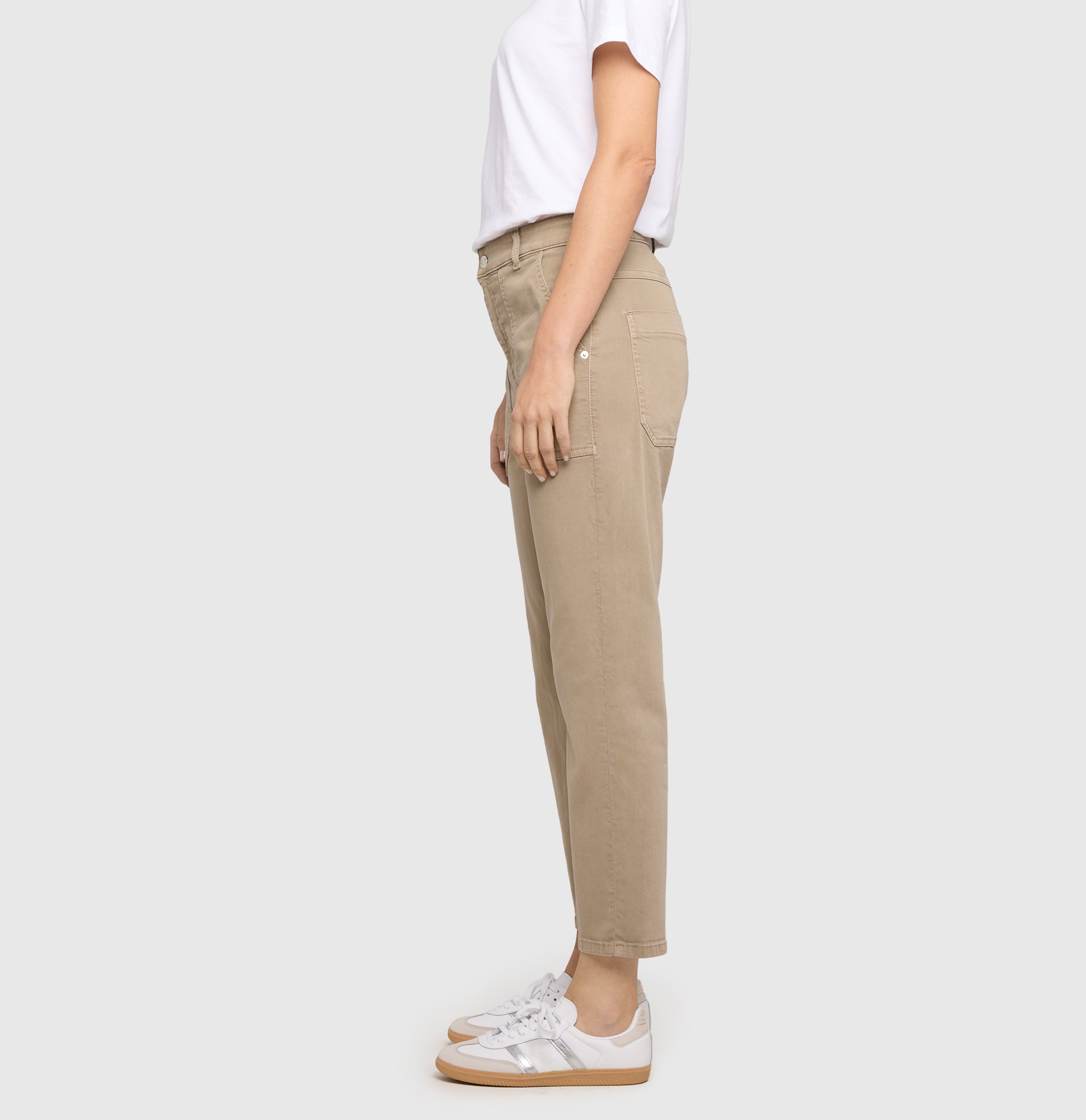 Utility pants made of compact gabardine. | WORKER 2.03 casual | lemon pepper antique | Side view of model