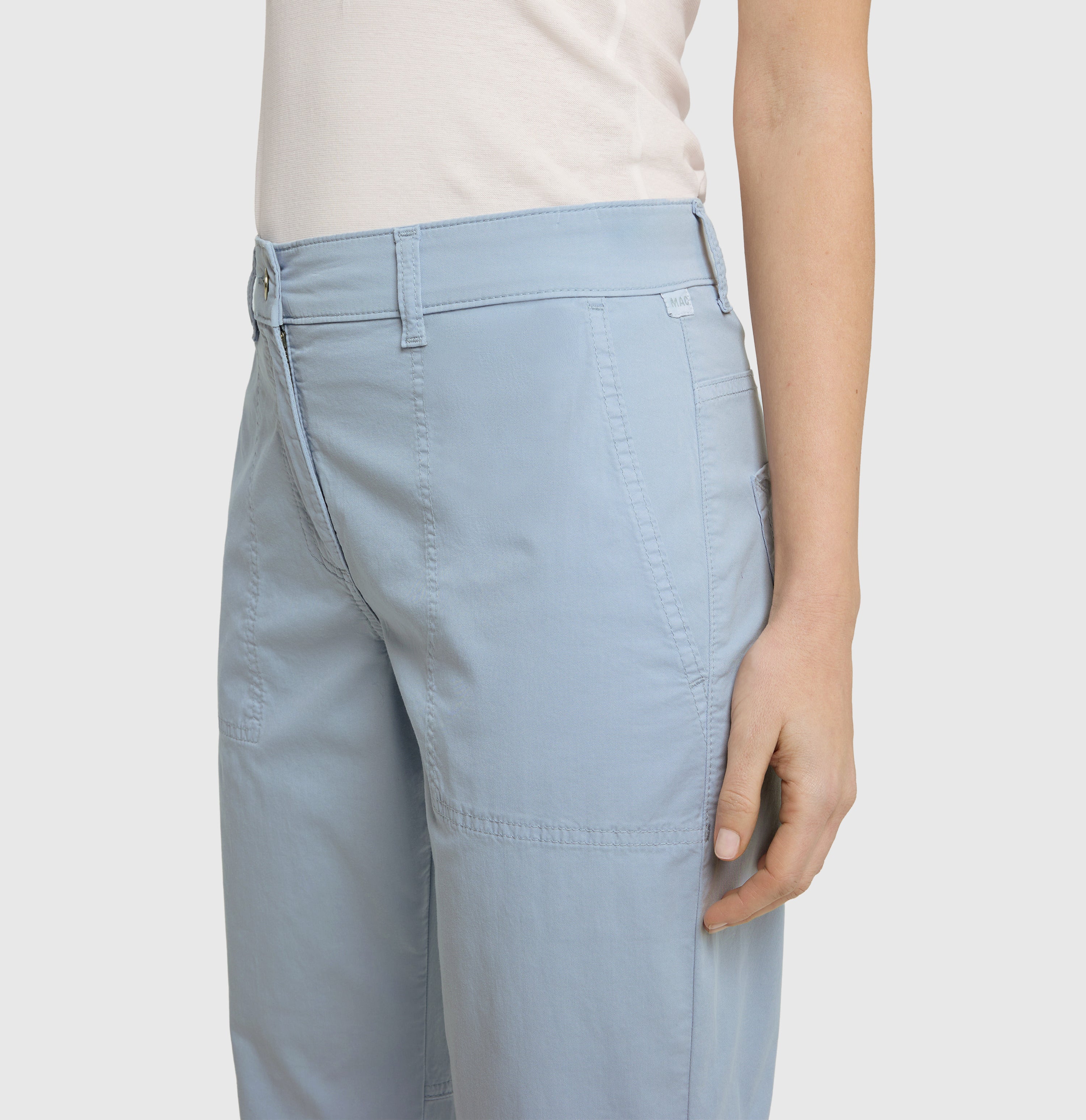 Relaxed cargo pants made of gabardine. | EBBY 2.3 | ice blue PPT | Detailed view 2 of model