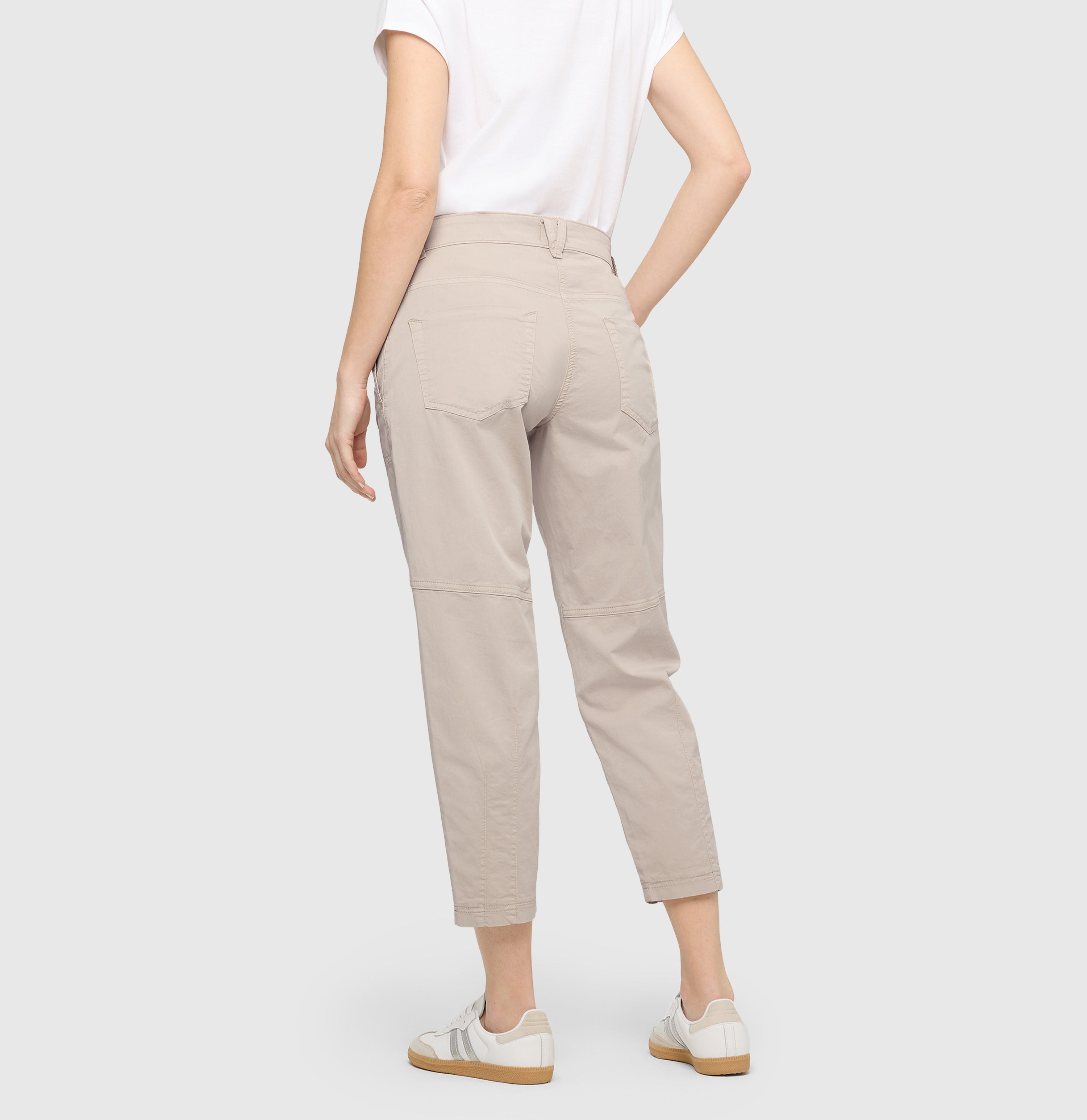 Relaxed cargo pants made of gabardine. | EBBY 2.3 | smoothly beige PPT | Back view of model